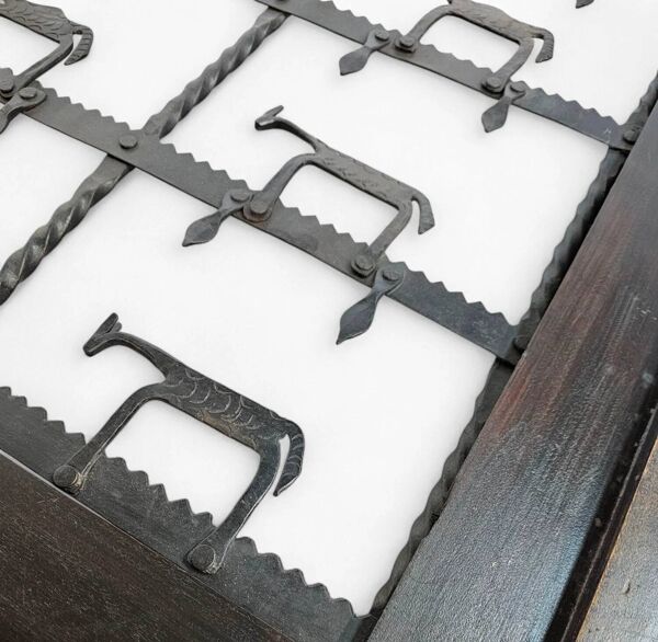 Table basse brutaliste française, fer forgé, berger avec chien et son troupeau, années 1970, plateau en verre transparent