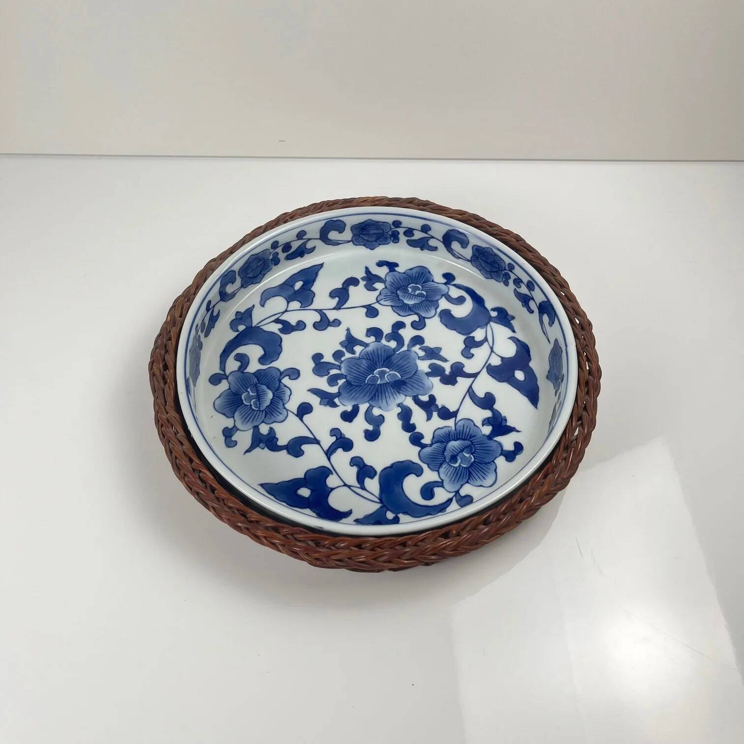 Set of 6 ceramic presentation plates in white and blue, floral pattern with woven wicker frame, 1970s/80s.