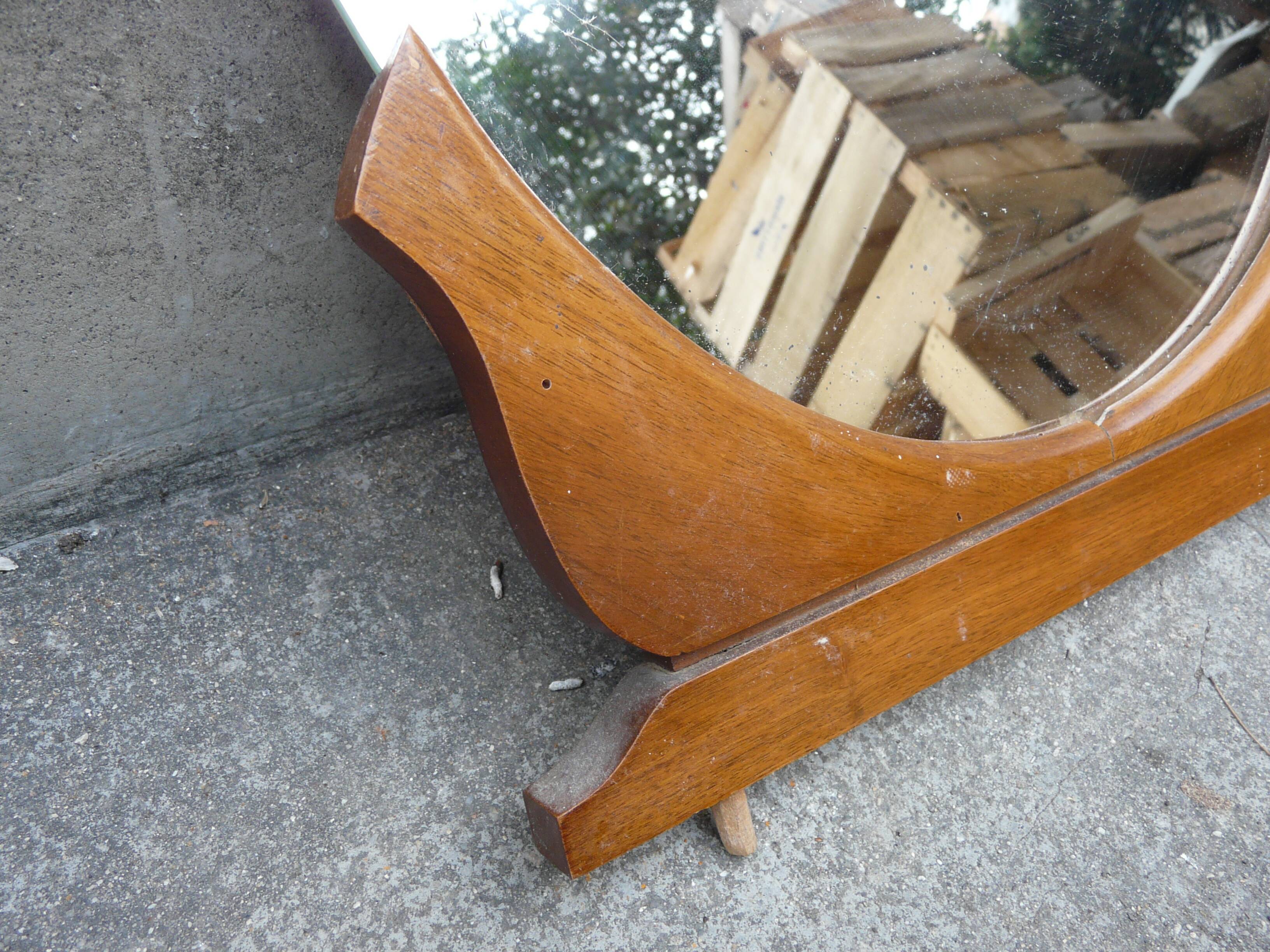 Round mirror on 60's furniture