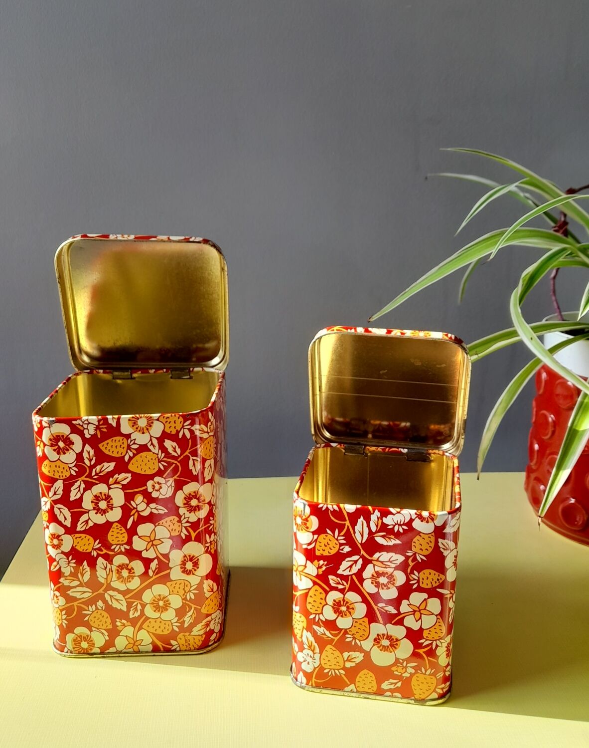 Strawberry nesting boxes 60s