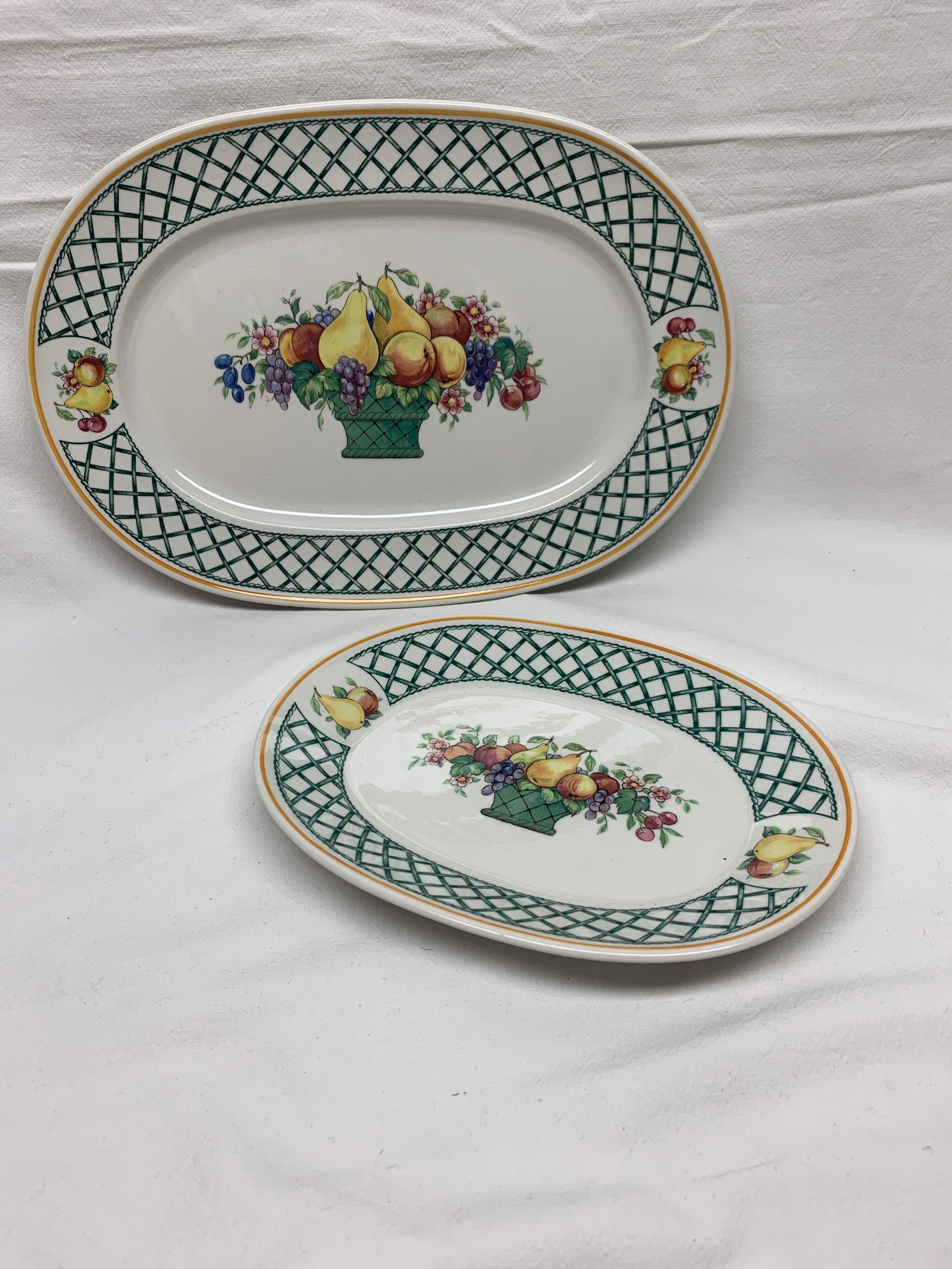 Lot 2 oval dishes villeroy and boch basket