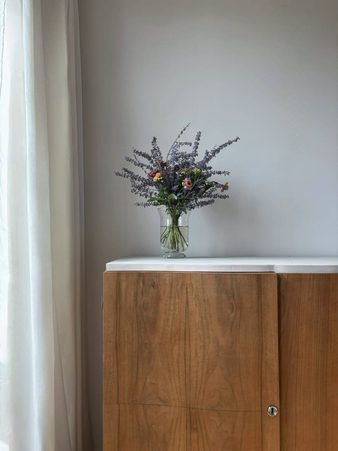 Grand buffet vintage pied moustache renové