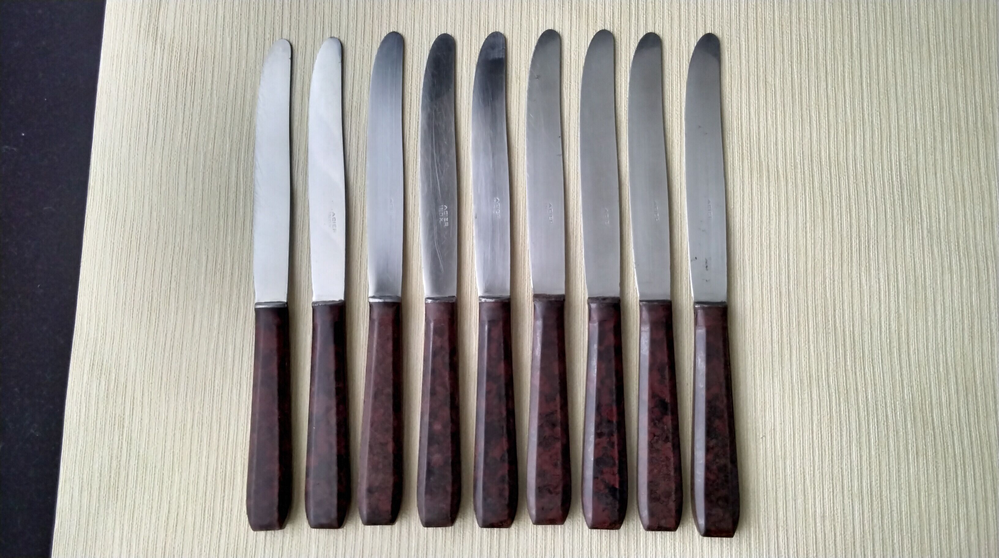 Set de 9 couteaux de table vintage inox et bakélite brune