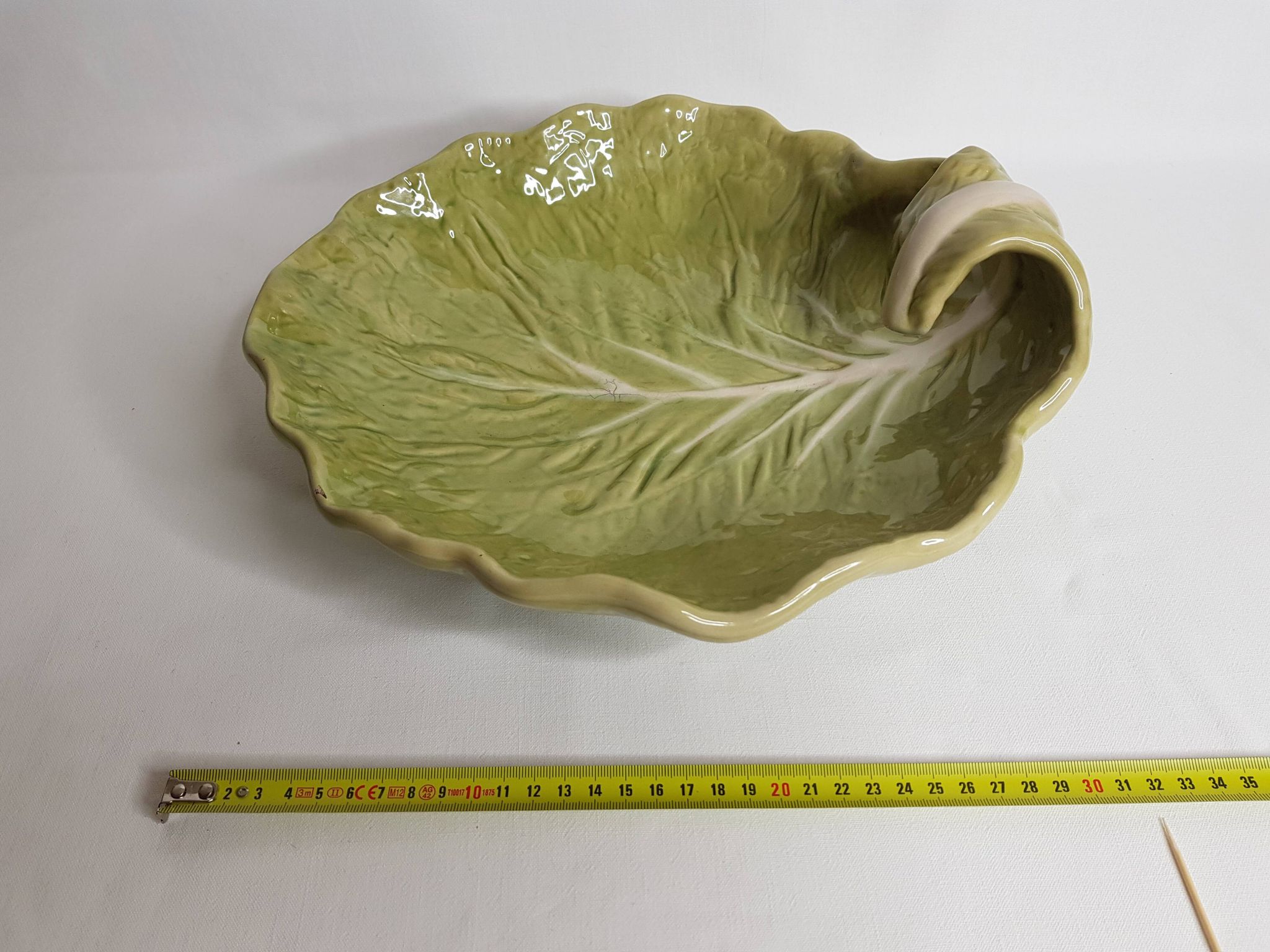 Dish in earthenware "chou leaf" Bordallo Pinheiro, 32 cm