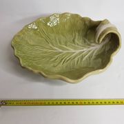 Dish in earthenware "chou leaf" Bordallo Pinheiro, 32 cm
