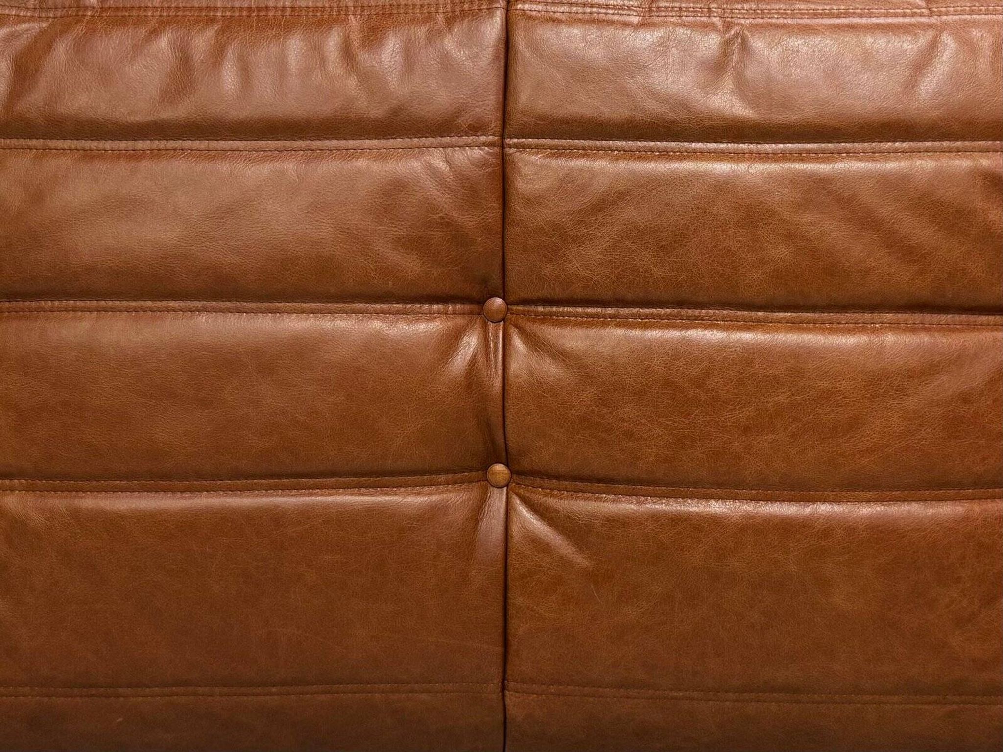 Sofa Togo en cuir cognac attribué à Michel Ducaroy pour Ligne Roset.