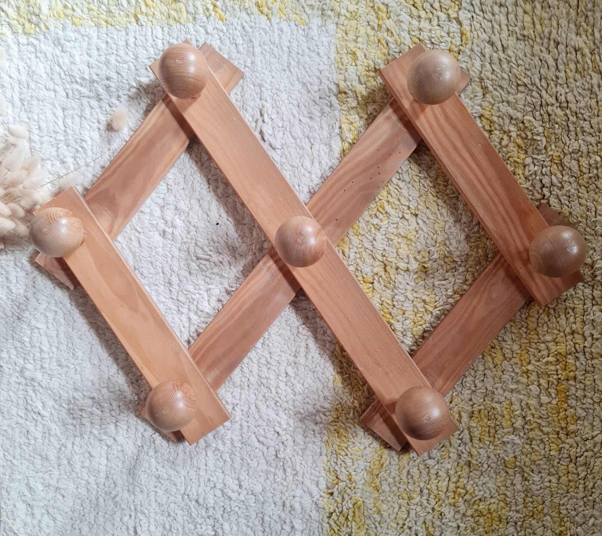 Wall-mounted accordion coat rack in solid pine
