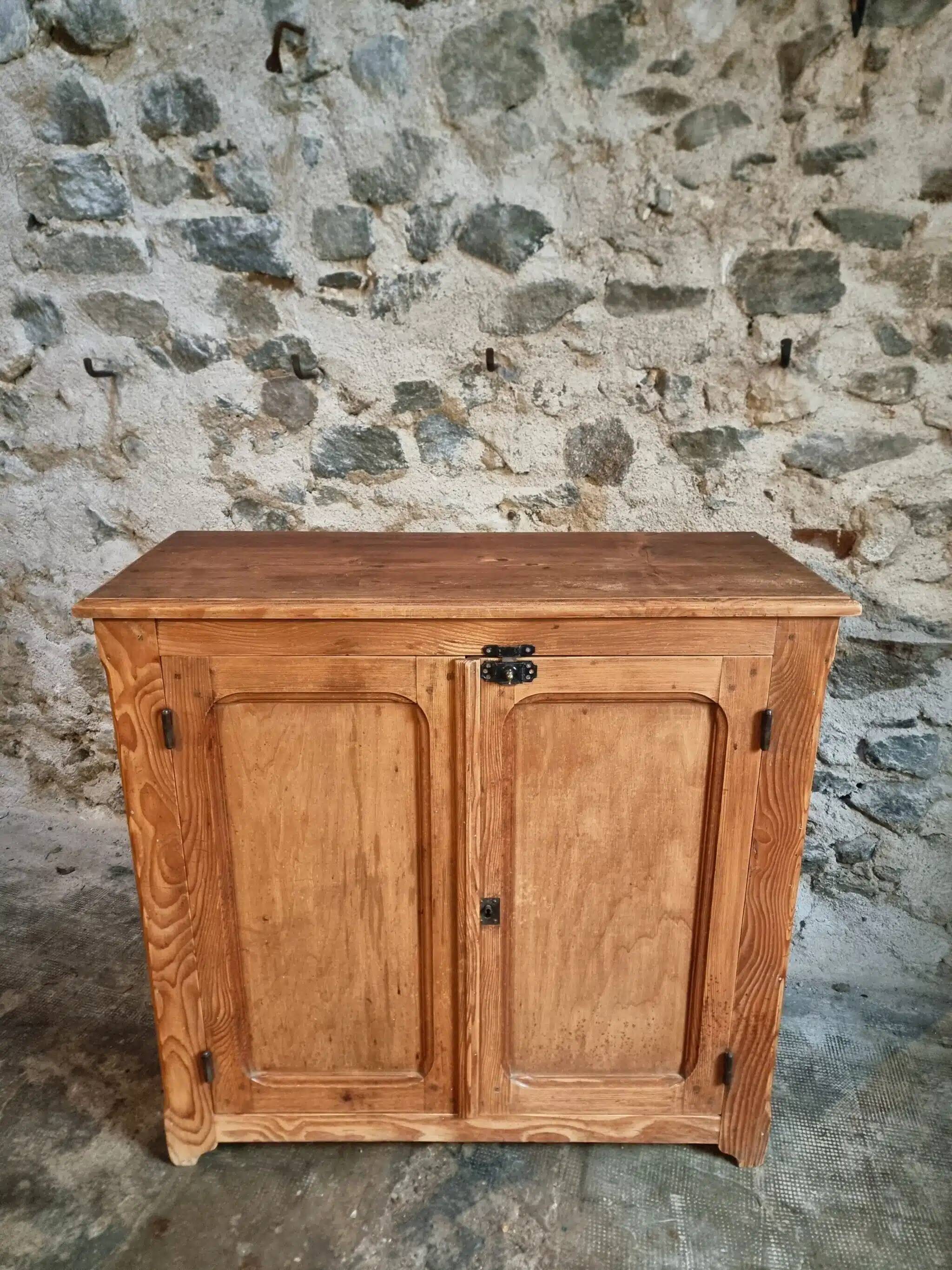 Buffet ancien français en pin, début du XXe siècle