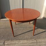 Scandinavian table with integrated extension