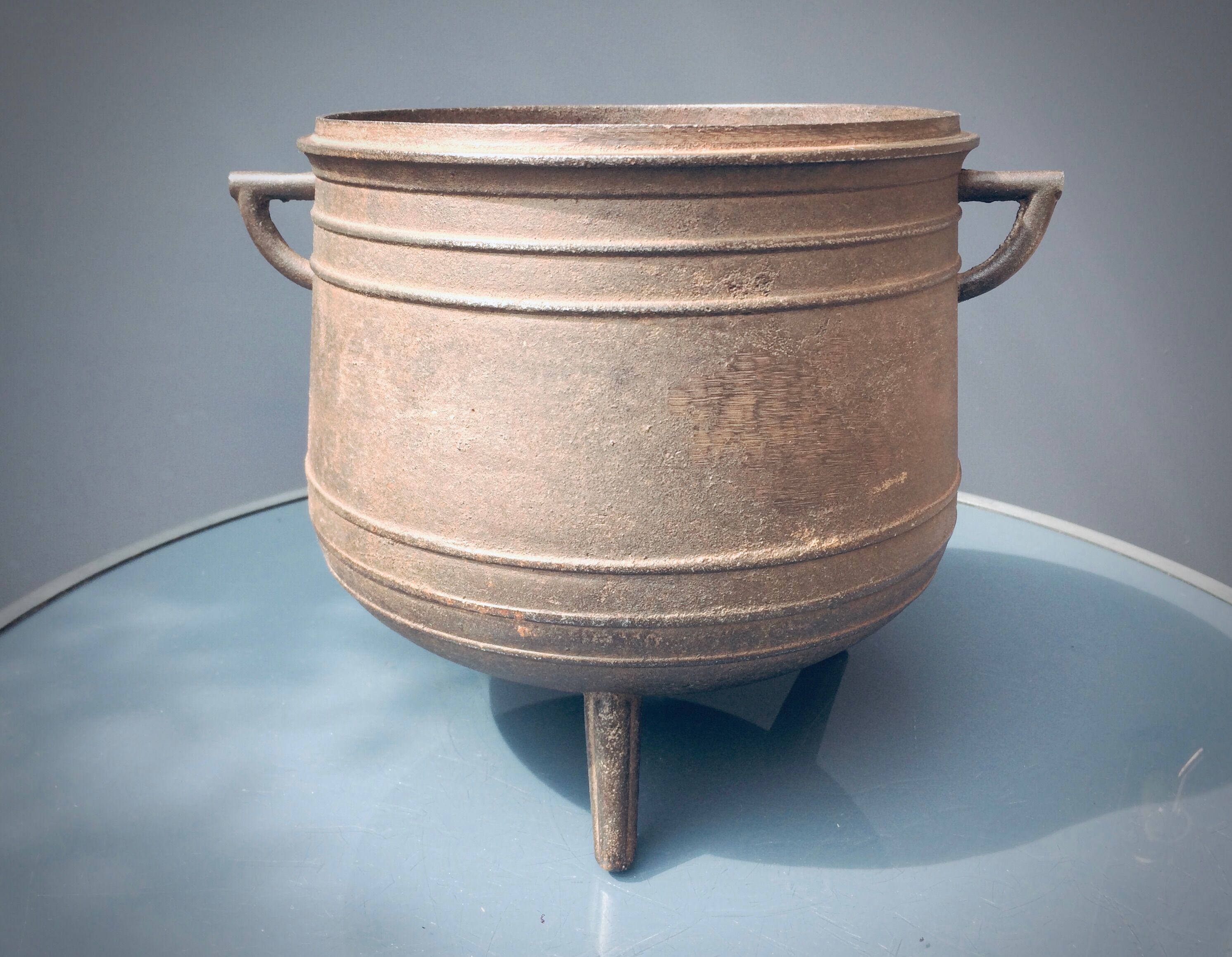 Cast-foot and cast-iron cauldron