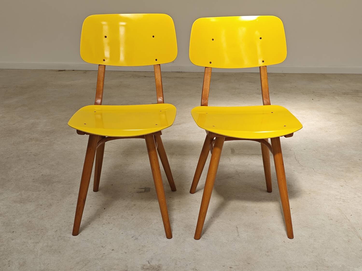 Pair of Ton Bystrice Thonet chairs in wood and yellow molded plastic