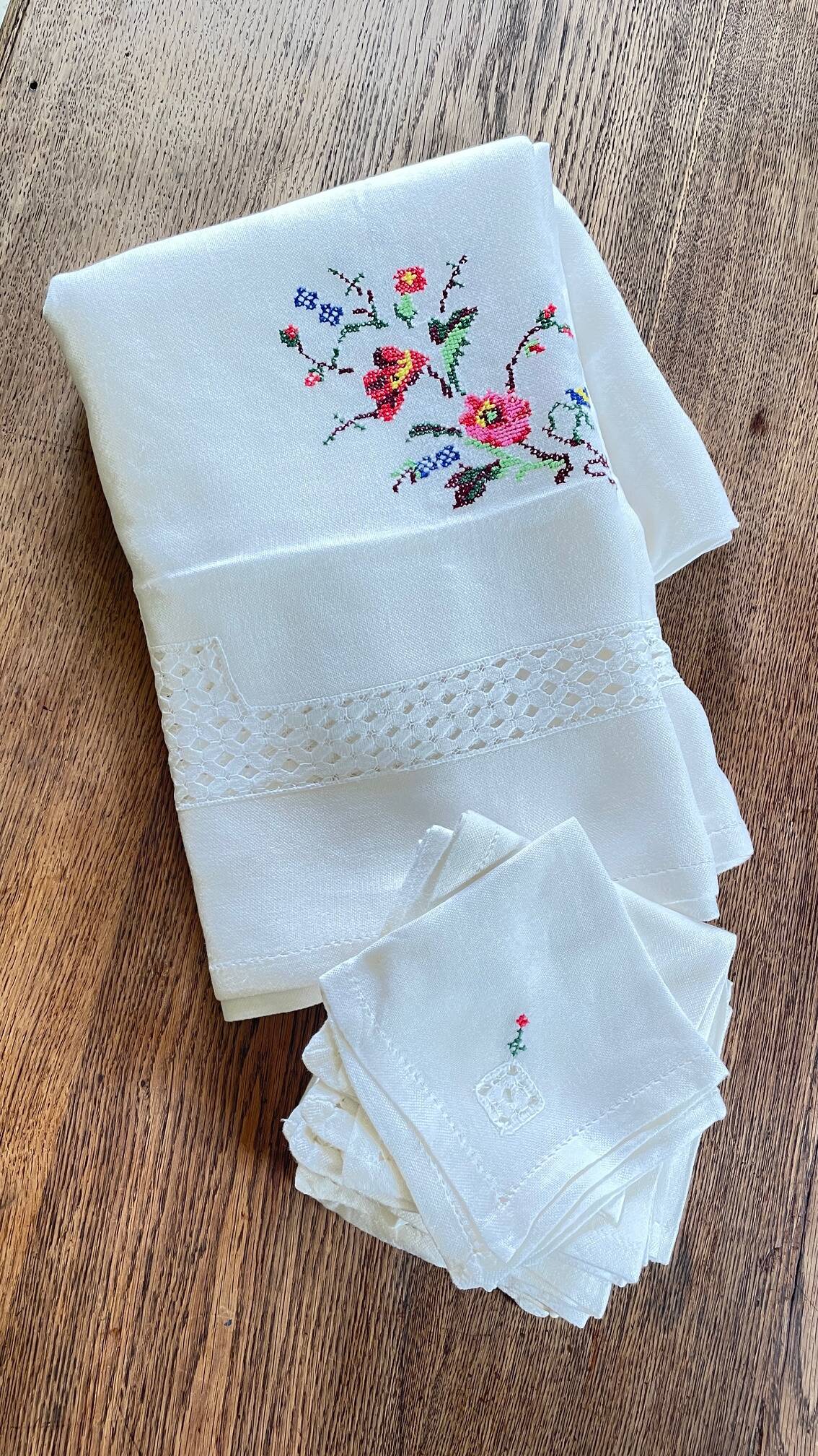 Embroidered tablecloth and 12 vintage napkins