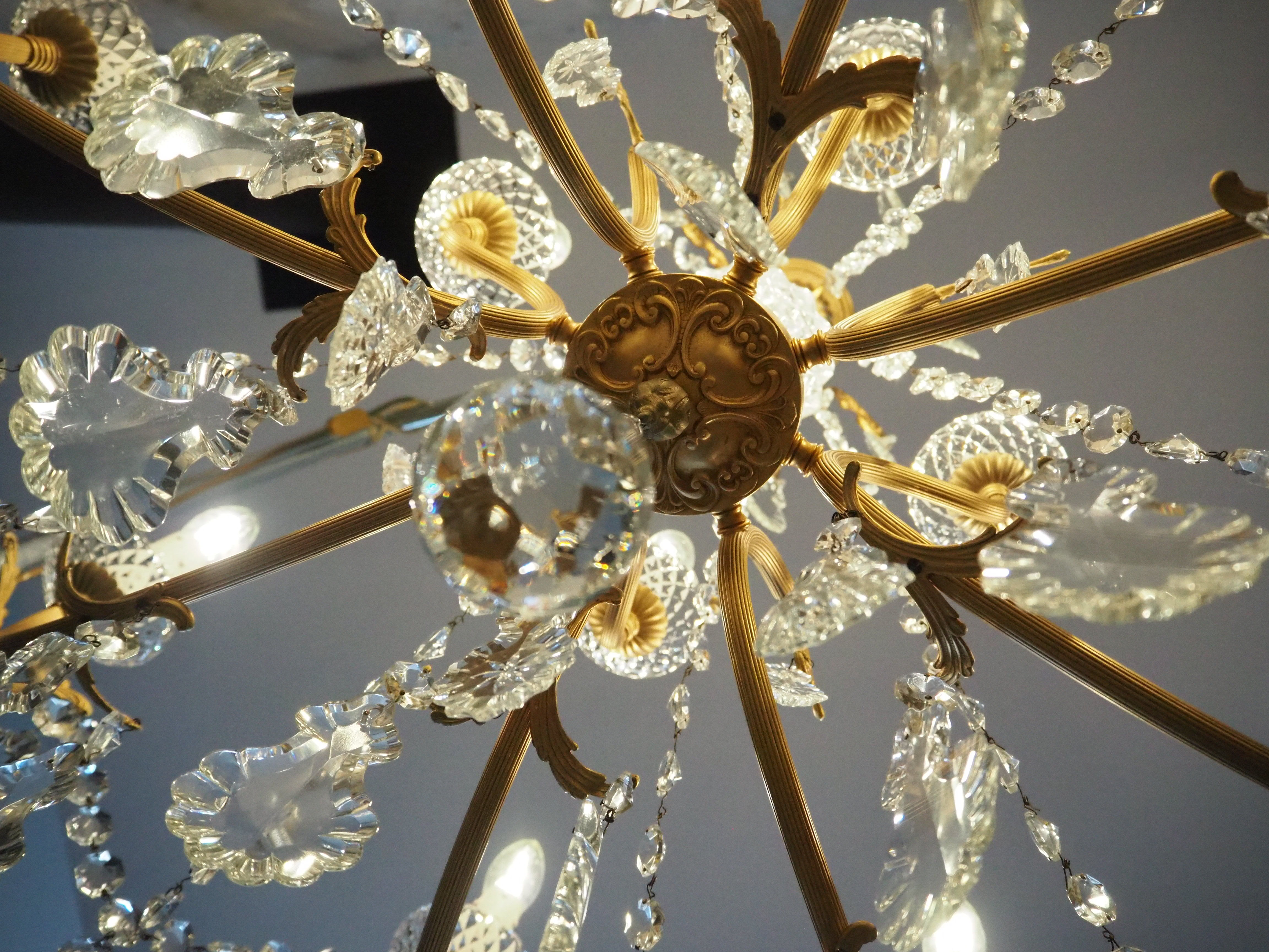 Chandelier 12 lamps with grapevines in crystal, bronze and regulated