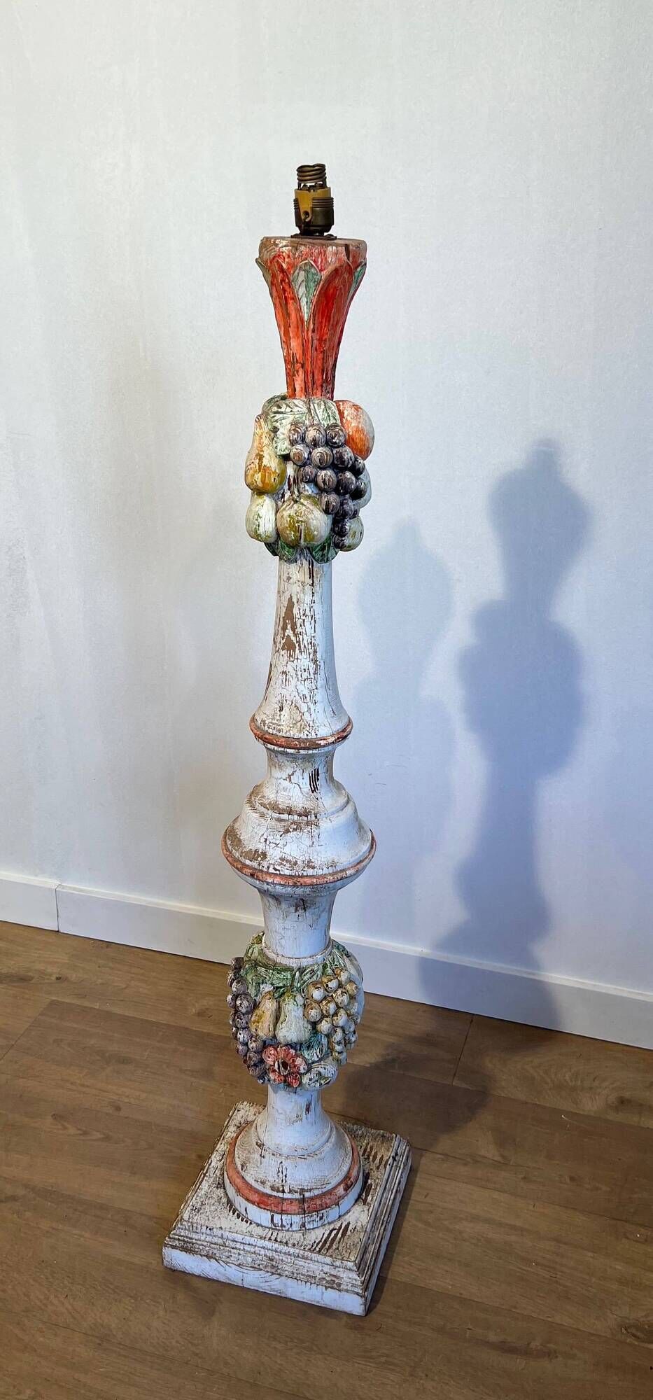 Lampadaire Balustre en Bois Sculpté Polychrome à Grappes de Fruits. Travail
