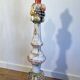 Lampadaire Balustre en Bois Sculpté Polychrome à Grappes de Fruits. Travail