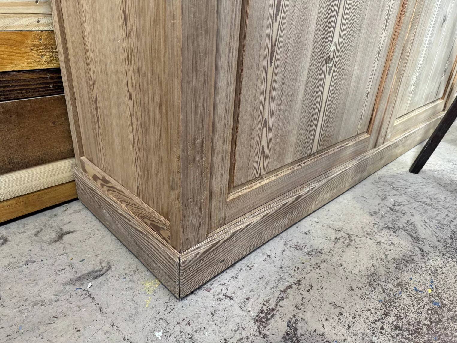 Large workshop wardrobe in pitch pine - Early 20th century