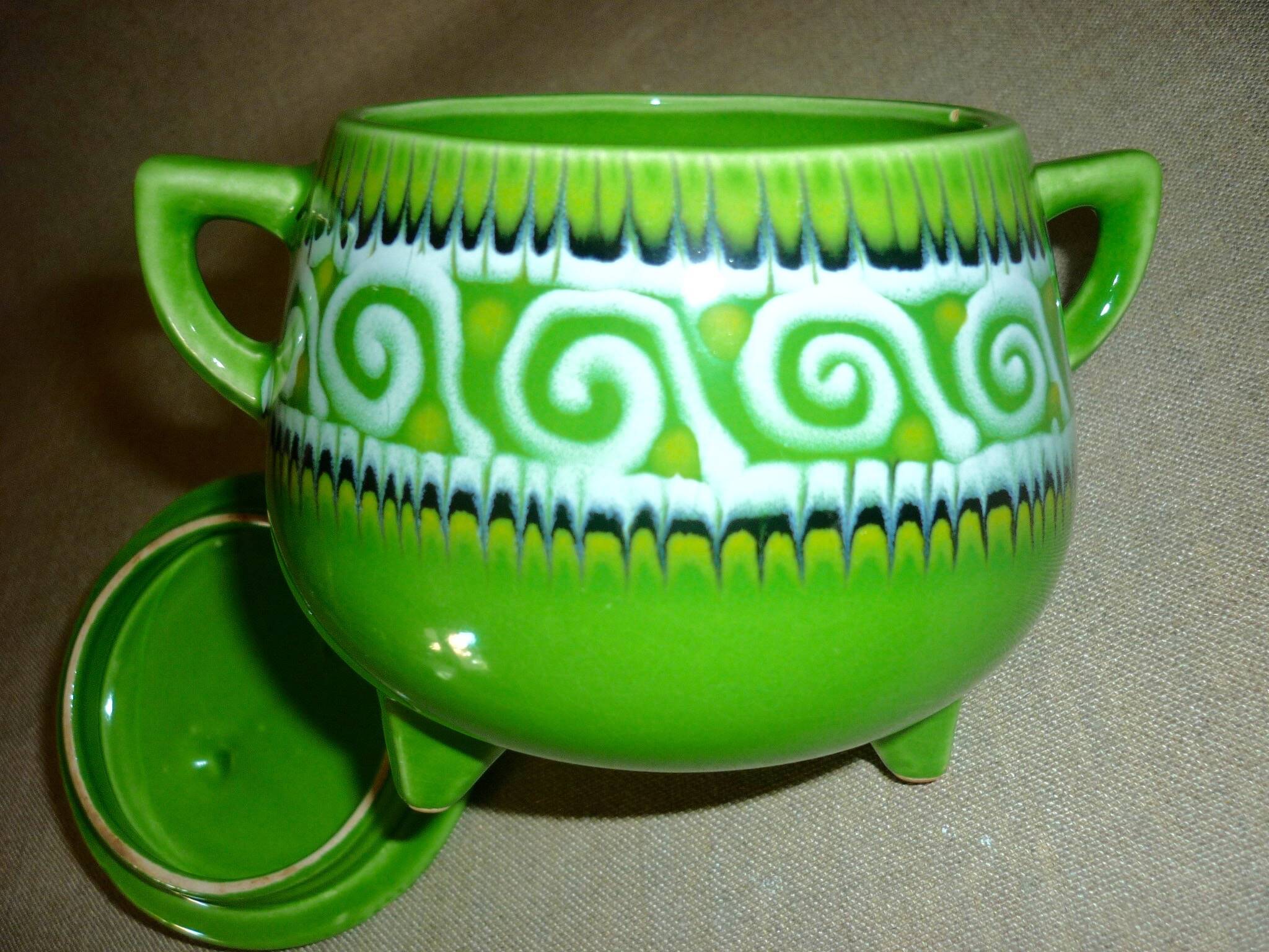 Green tripod pot with ceramic lid