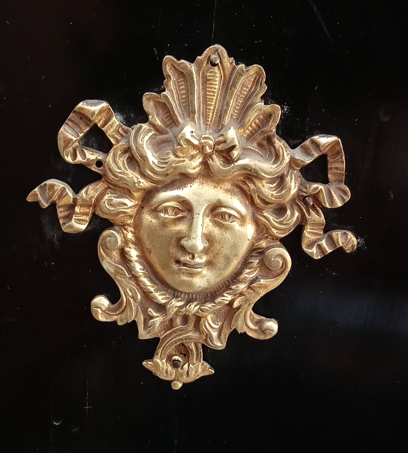 Violin-shaped support cabinet with Boulle marquetry