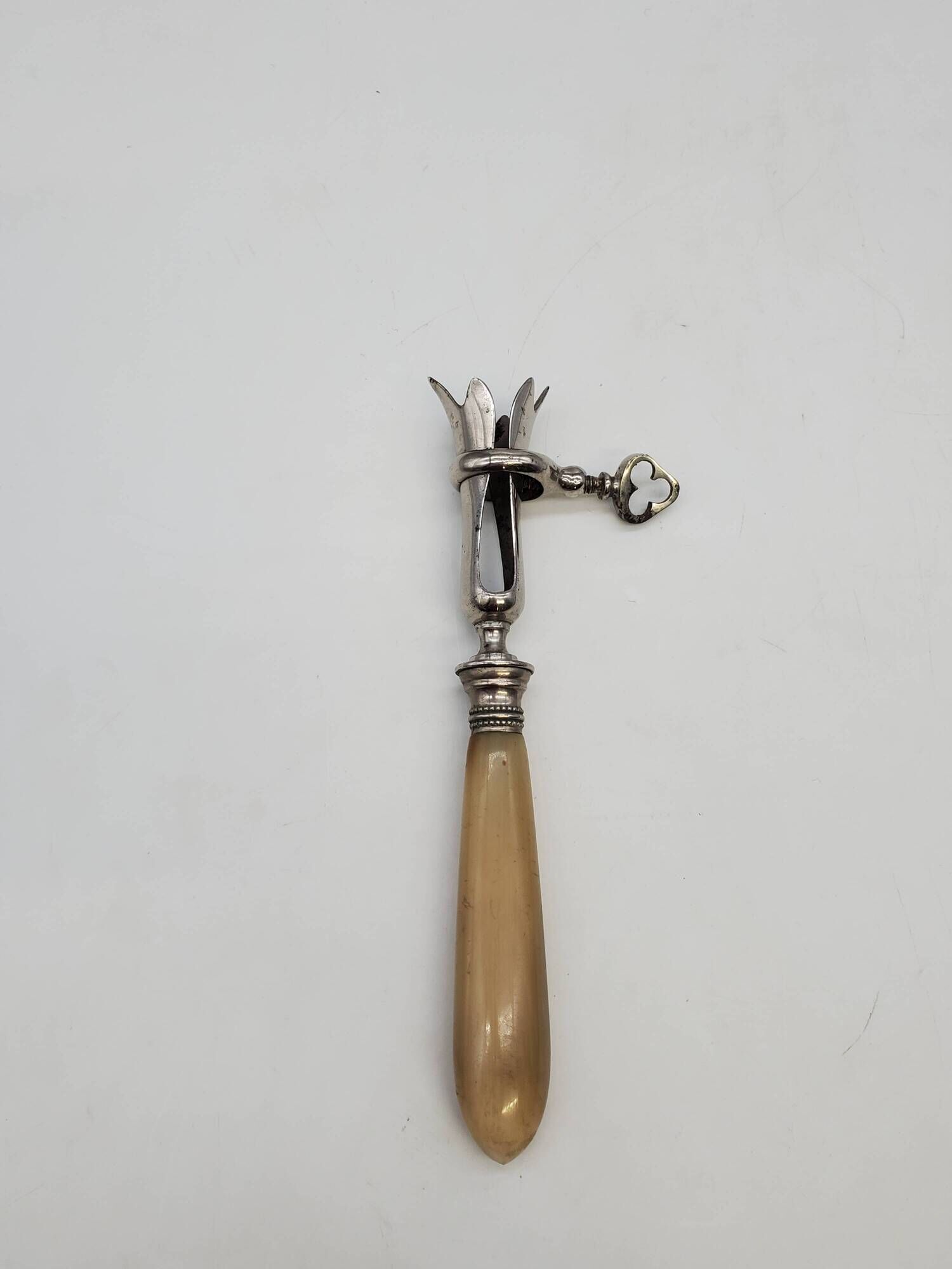 Set of silver-plated leg of lamb handles and fork, with horn handles.