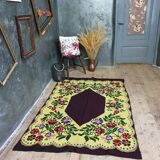 Tapis jaune fait à la main avec de délicates fleurs colorées 198x131 cm