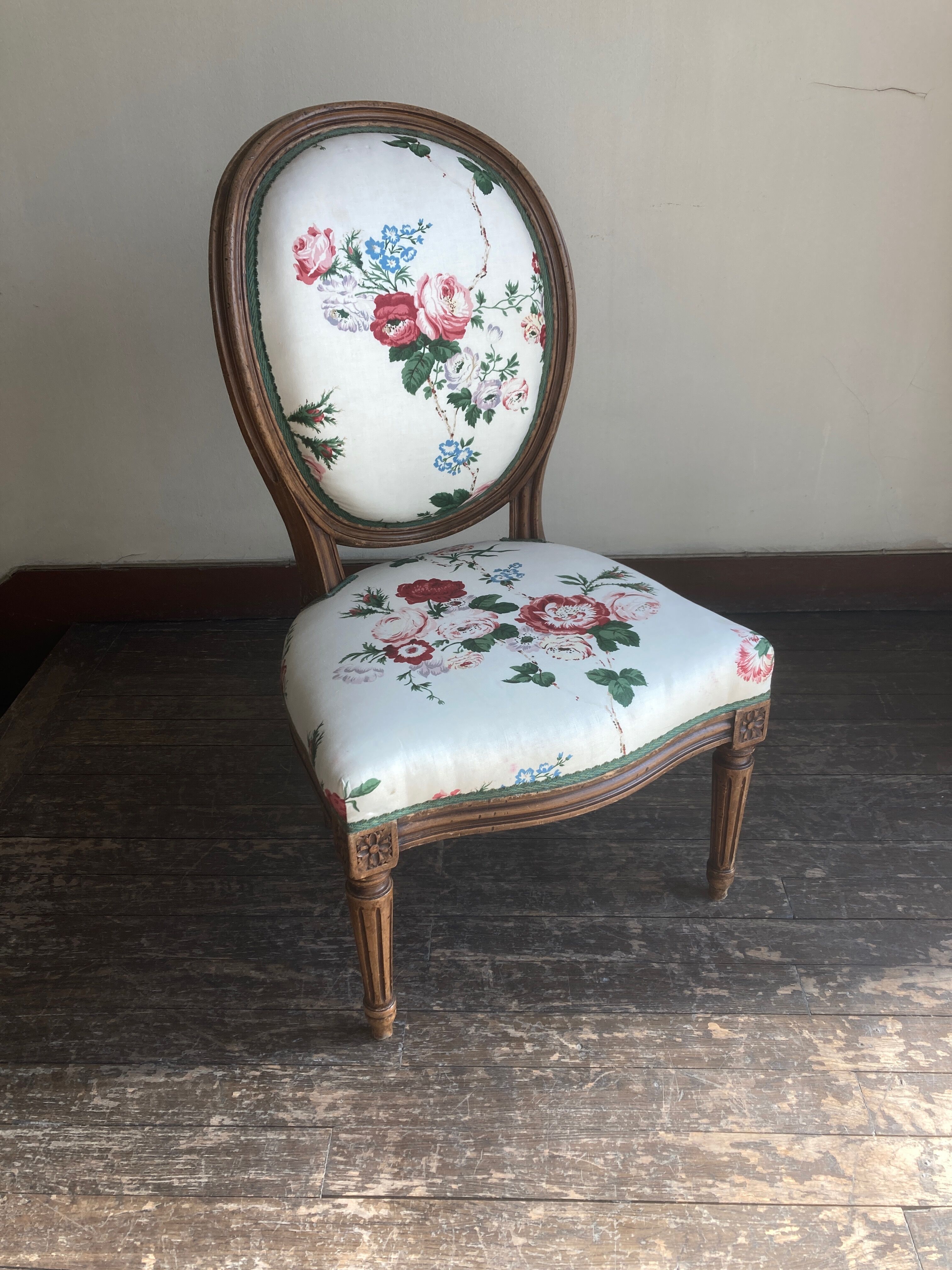 Nursing chair medallion Louis XVI 19th Sanderson chintz with flowers