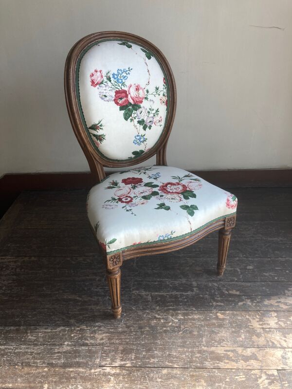 Chaise de nourrice médaillon Louis XVI 19e chintz Sanderson à fleurs