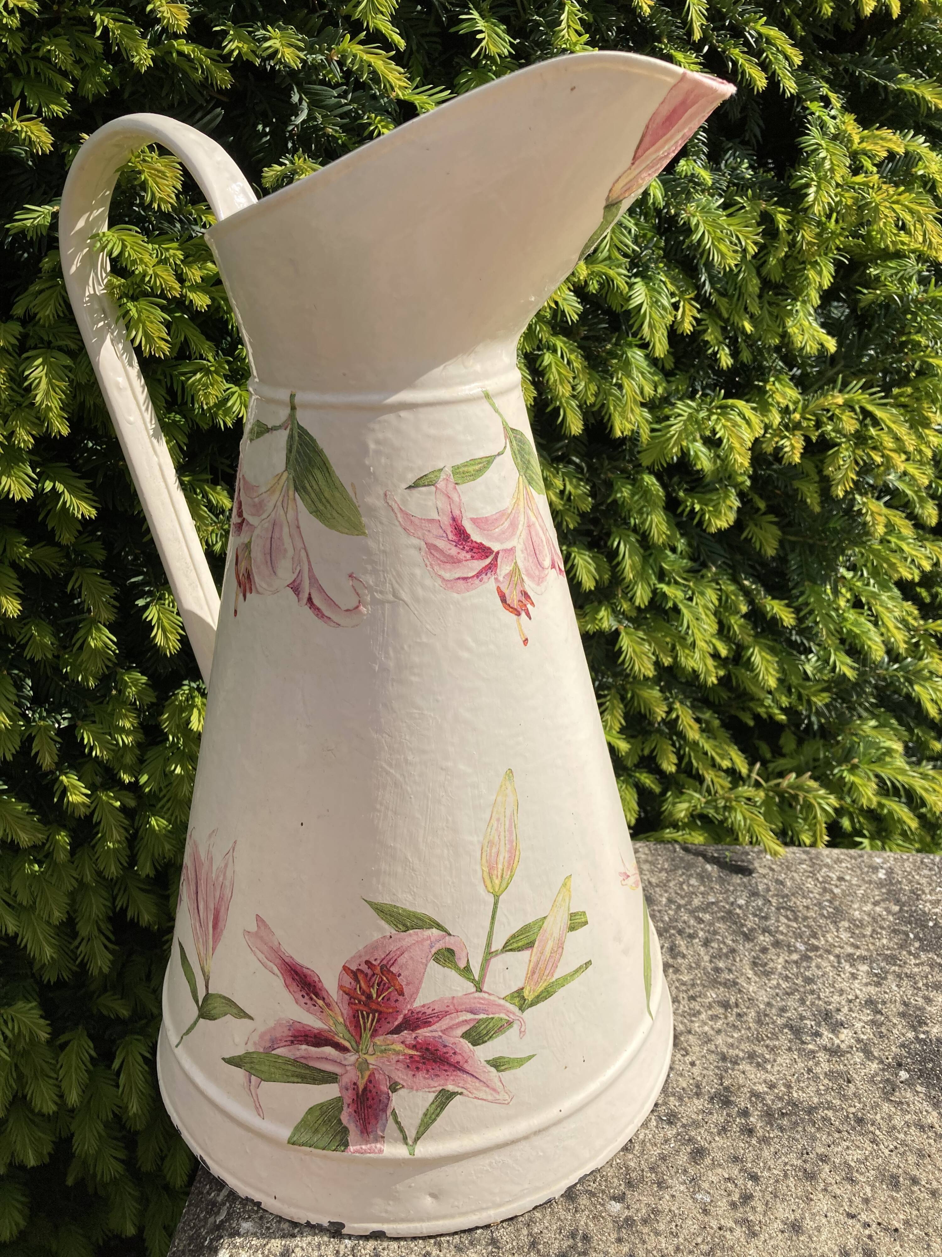 Broc en tôle émaillée « Fleurs de Lys »
