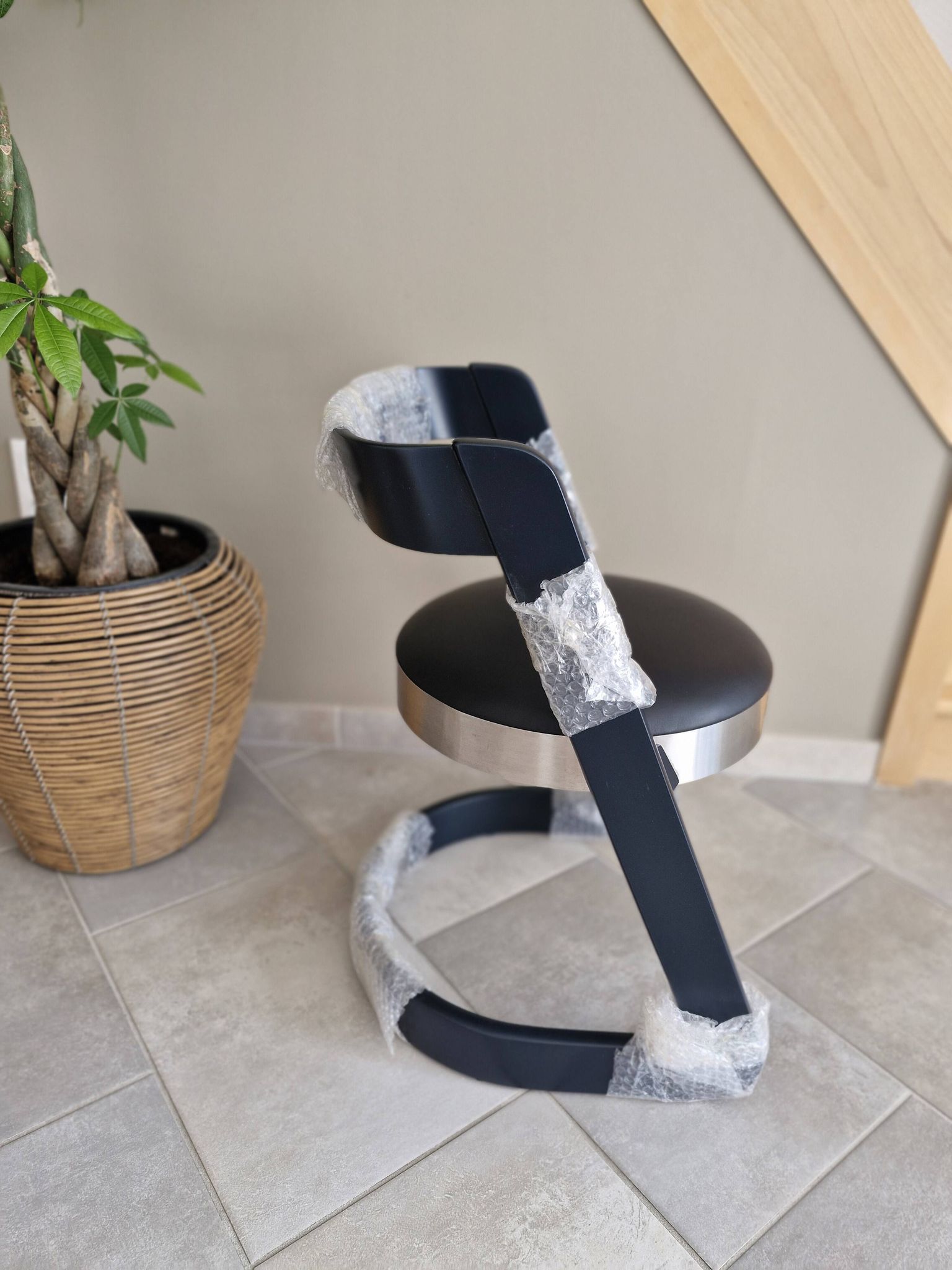 Set of 4 black cantilever chairs – Italian design from the 1970s