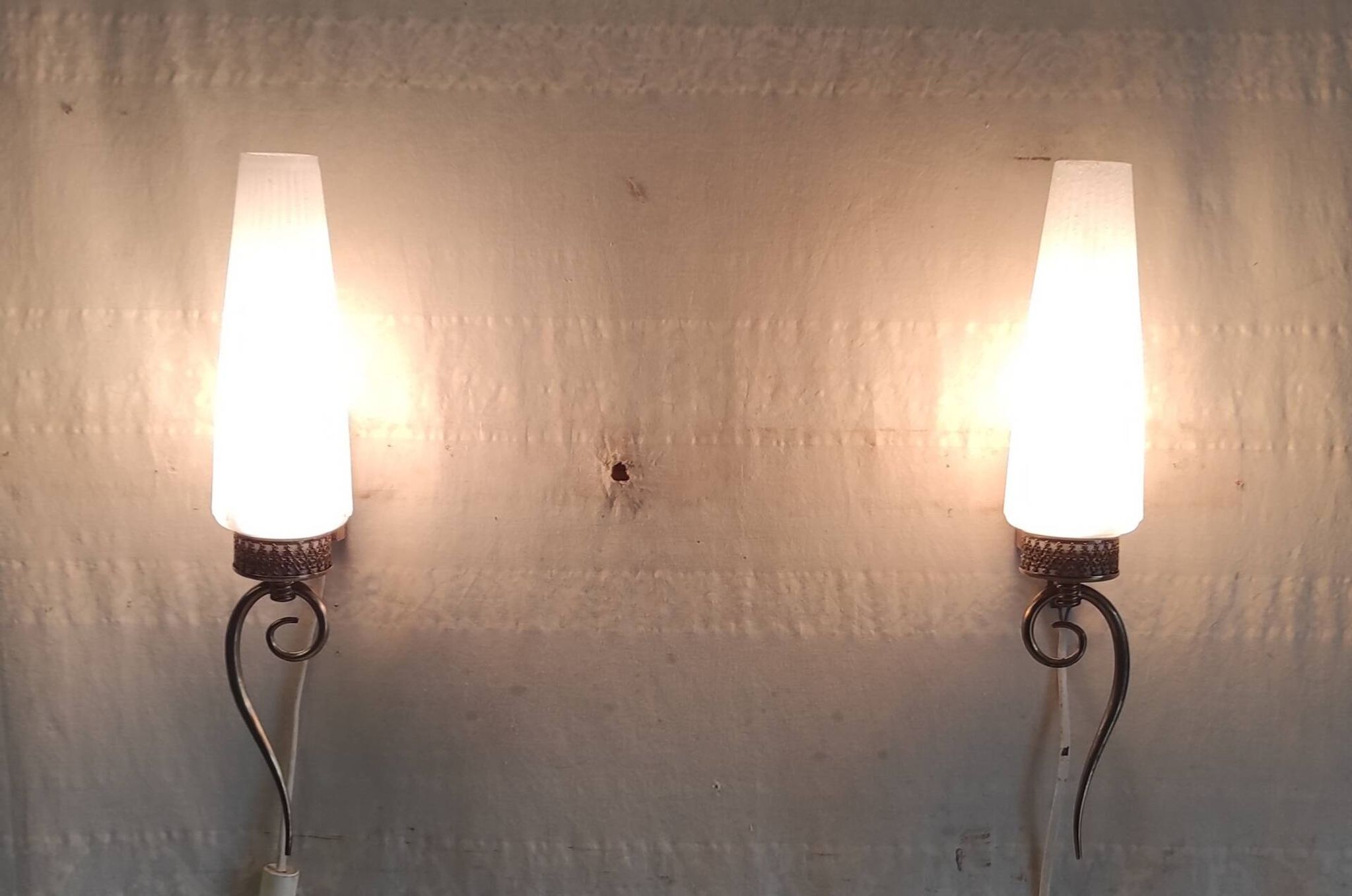 Appliques modernistes en laiton et opaline - mid. XXeme