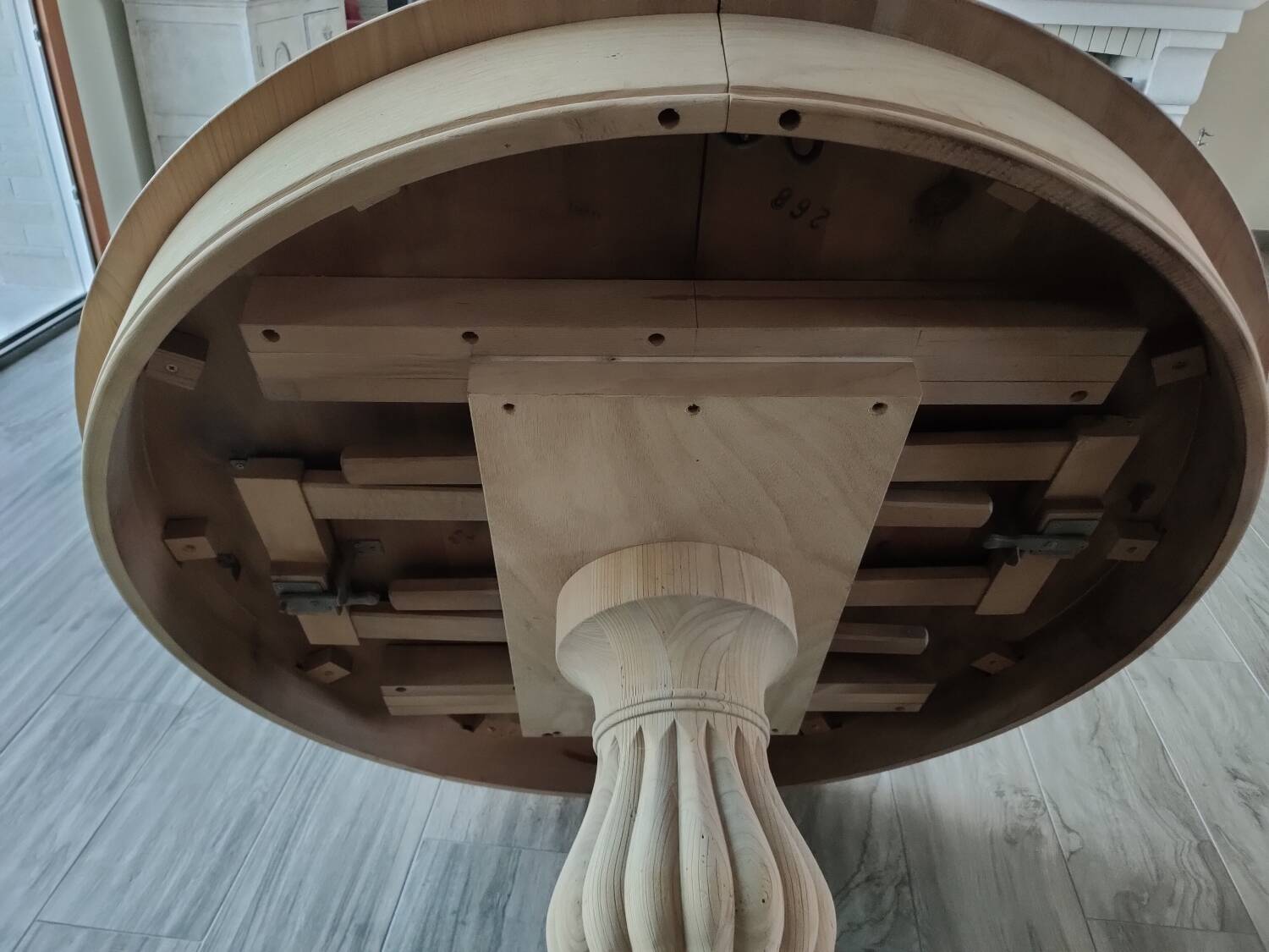 Round table with central leg