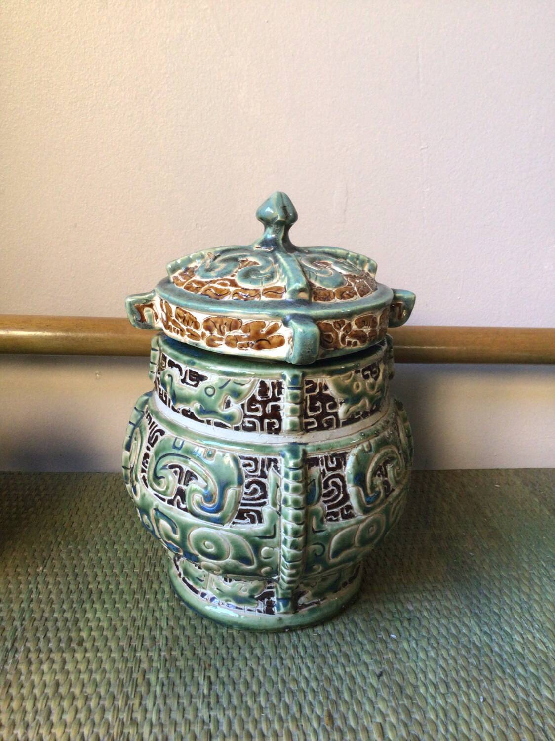 Stoneware pot with Asian decor