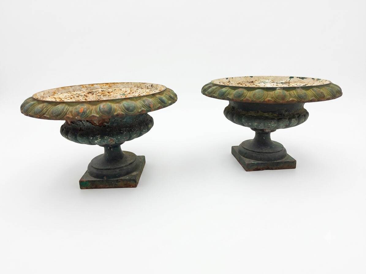 Pair of Medici vases in cast iron from the 19th century, 55cm wide.