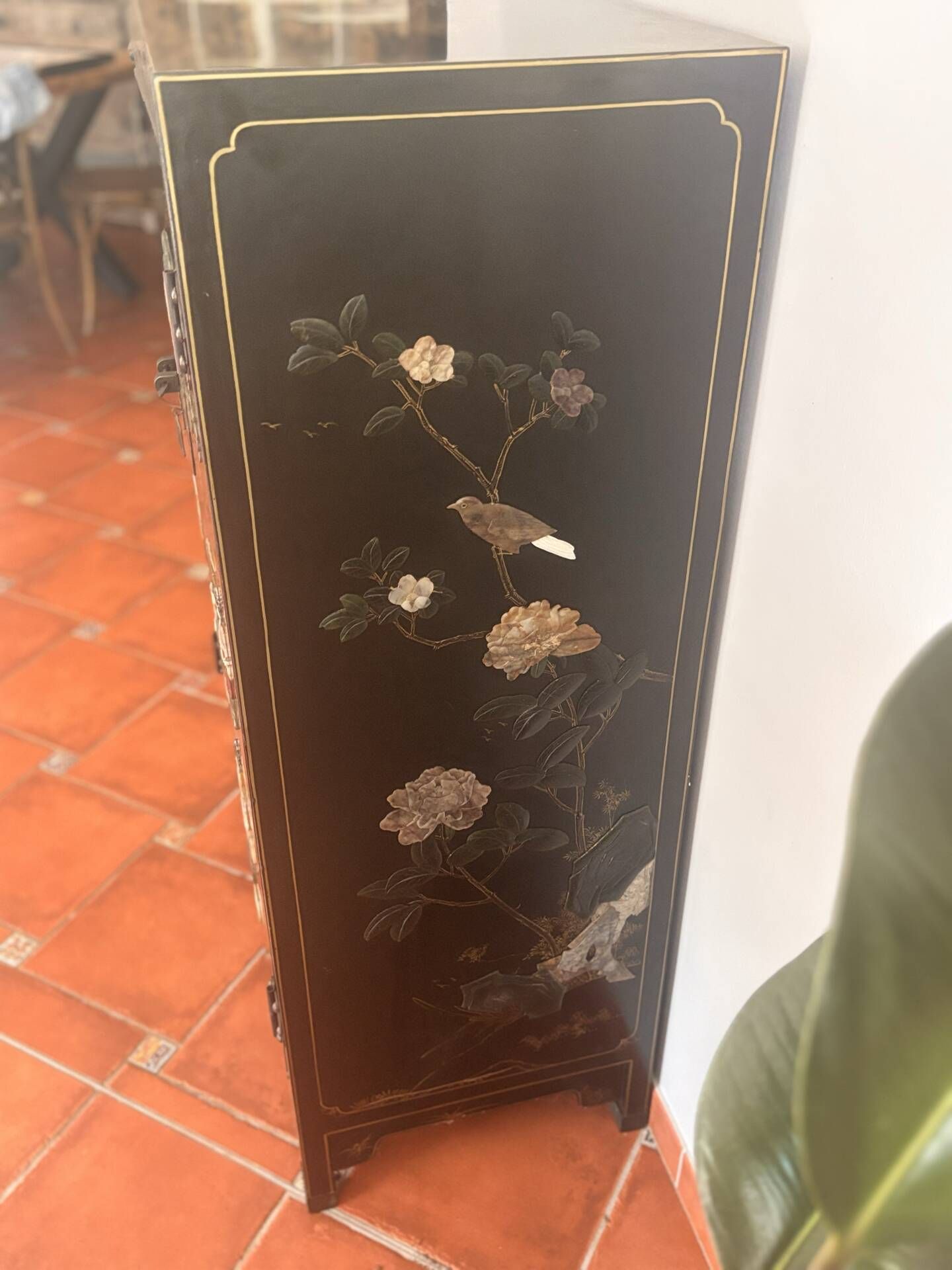 Magnifique cabinet chinois laqué noir et or