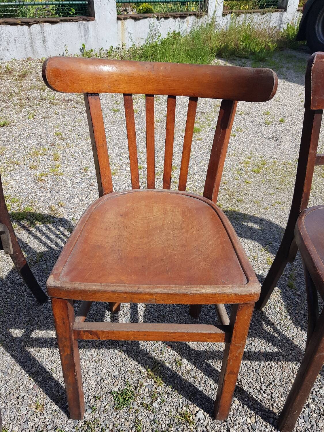 Lot de six chaises de bistrot dépareillées Baumann