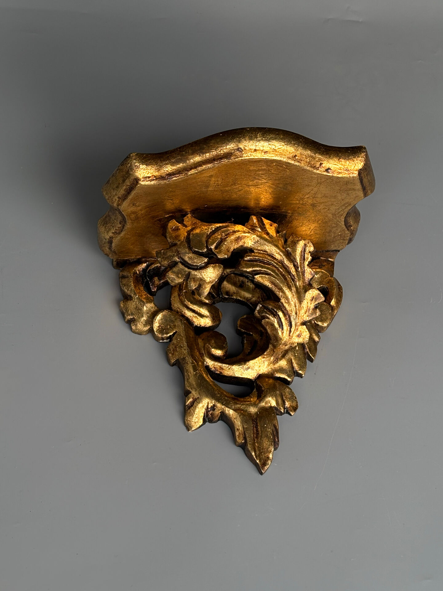 Petite console d’applique en bois sculpté et doré style Louis XV