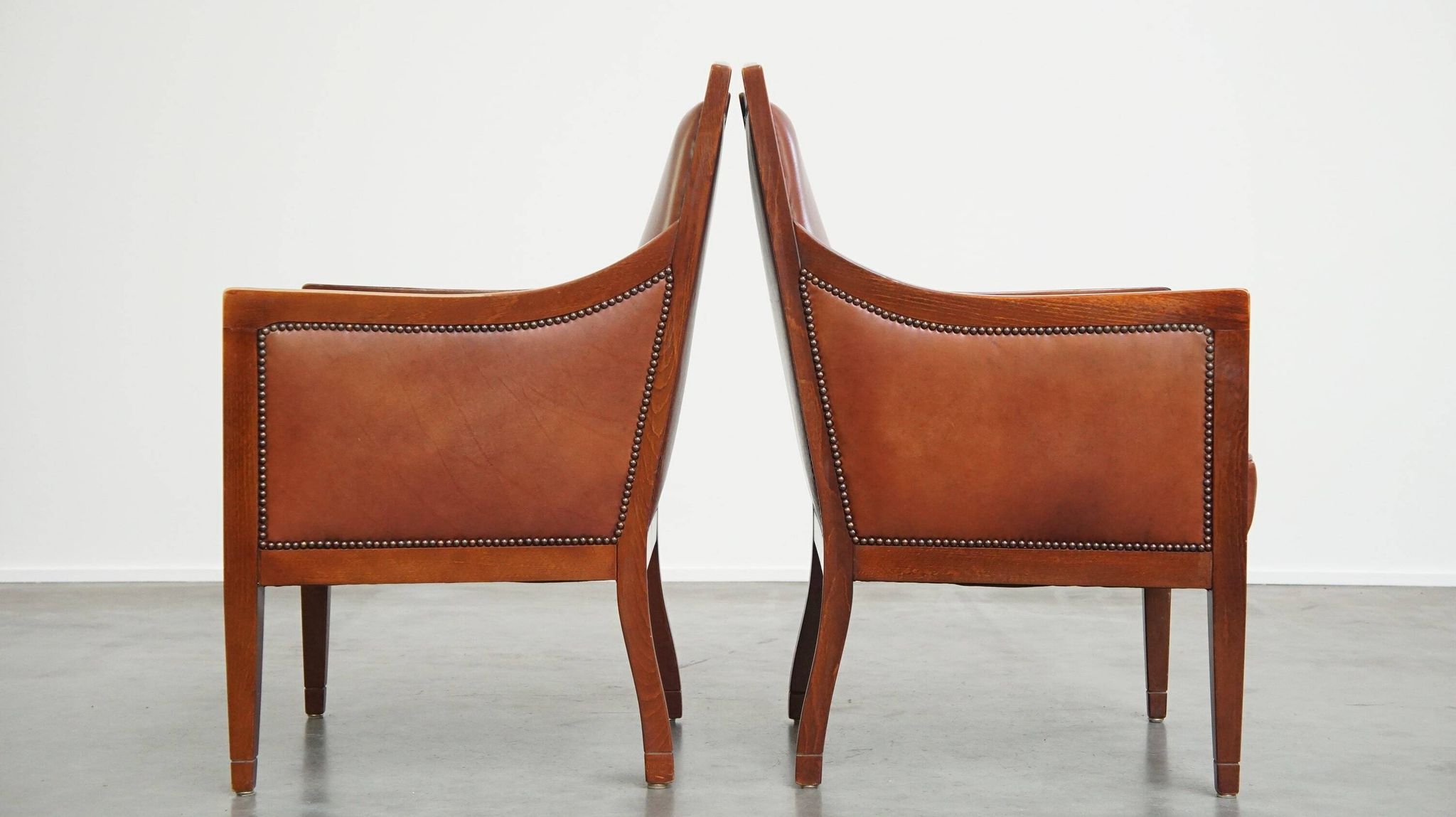 Majestic, luxurious set of 2 cognac-colored cowhide leather Art Deco design armchairs