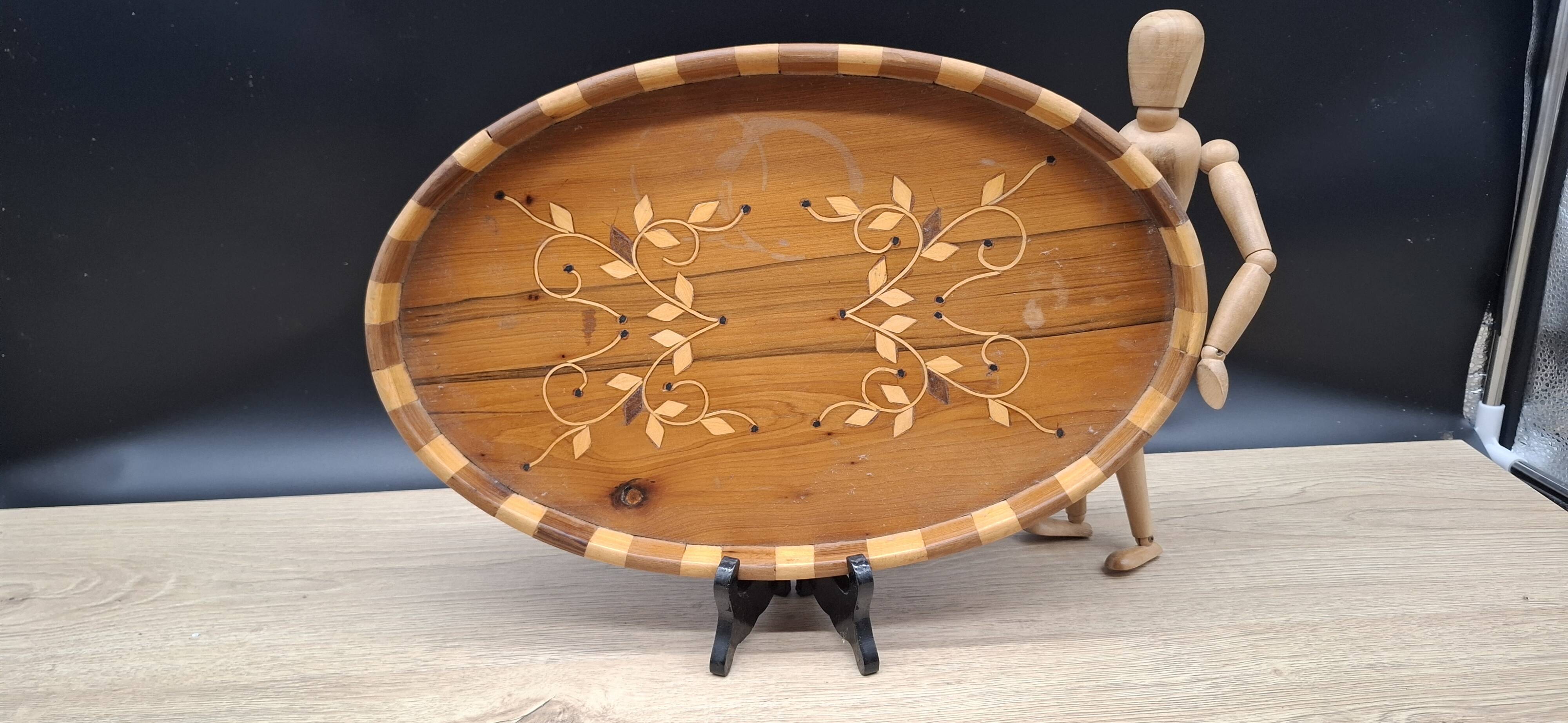 Oval wooden tray with flowers