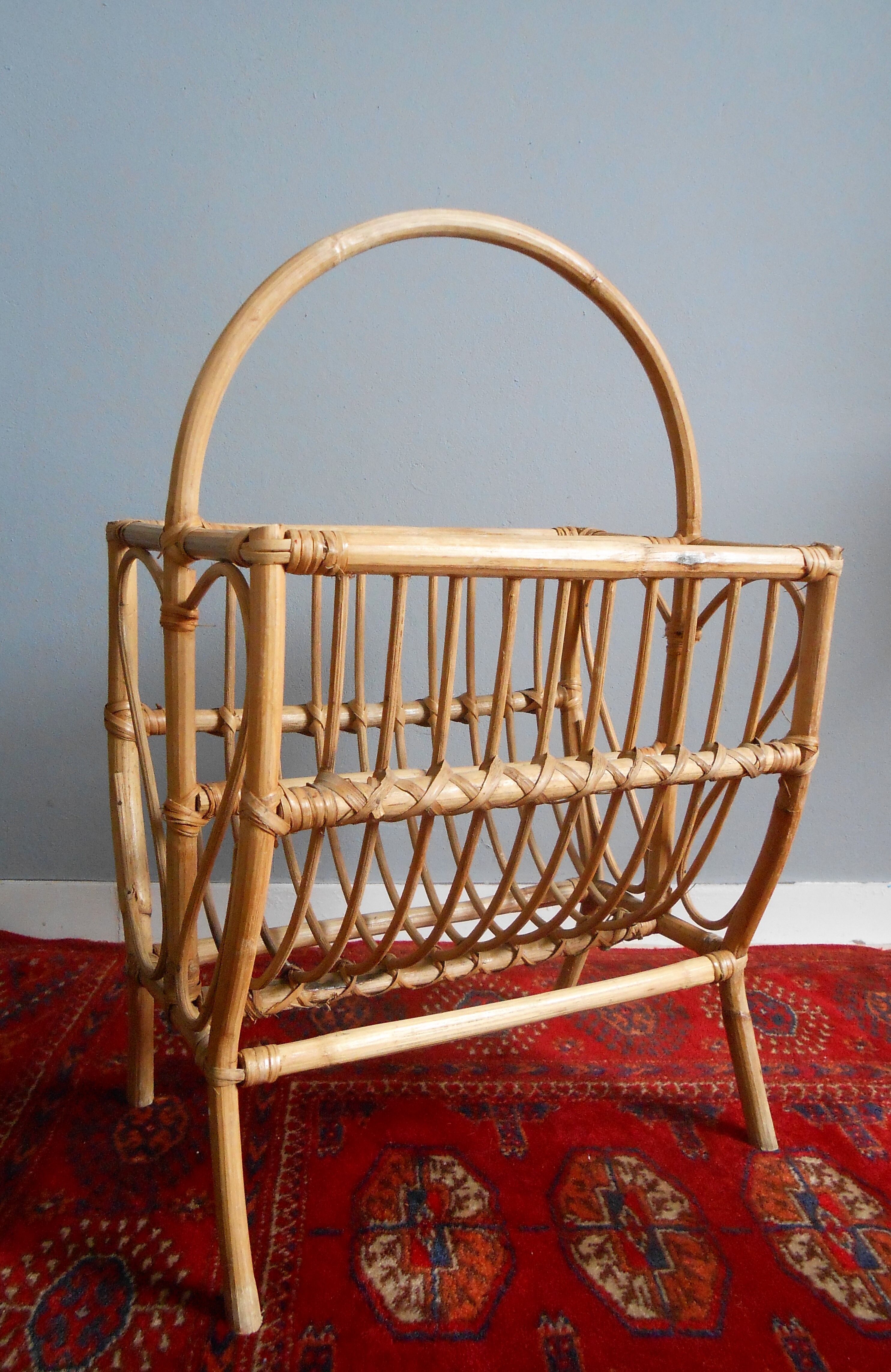 Porte revue vintage en rotin