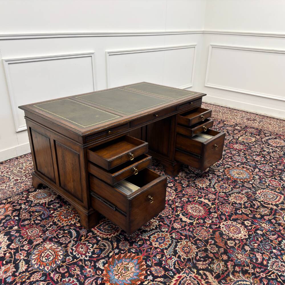 Bureau Chesterfield en cuir vert RAC Classic English