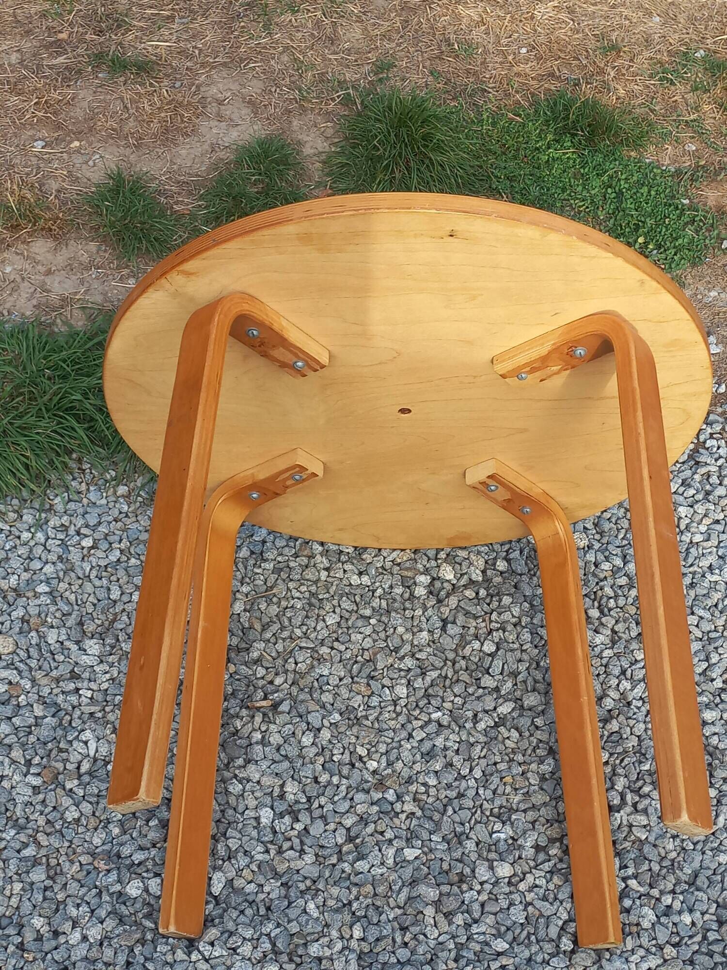 1970s Scandinavian-style coffee table in birch veneer.