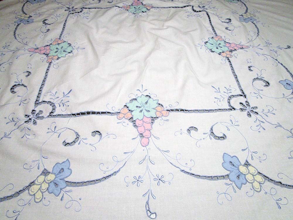 Multicolored embroidered round sheet