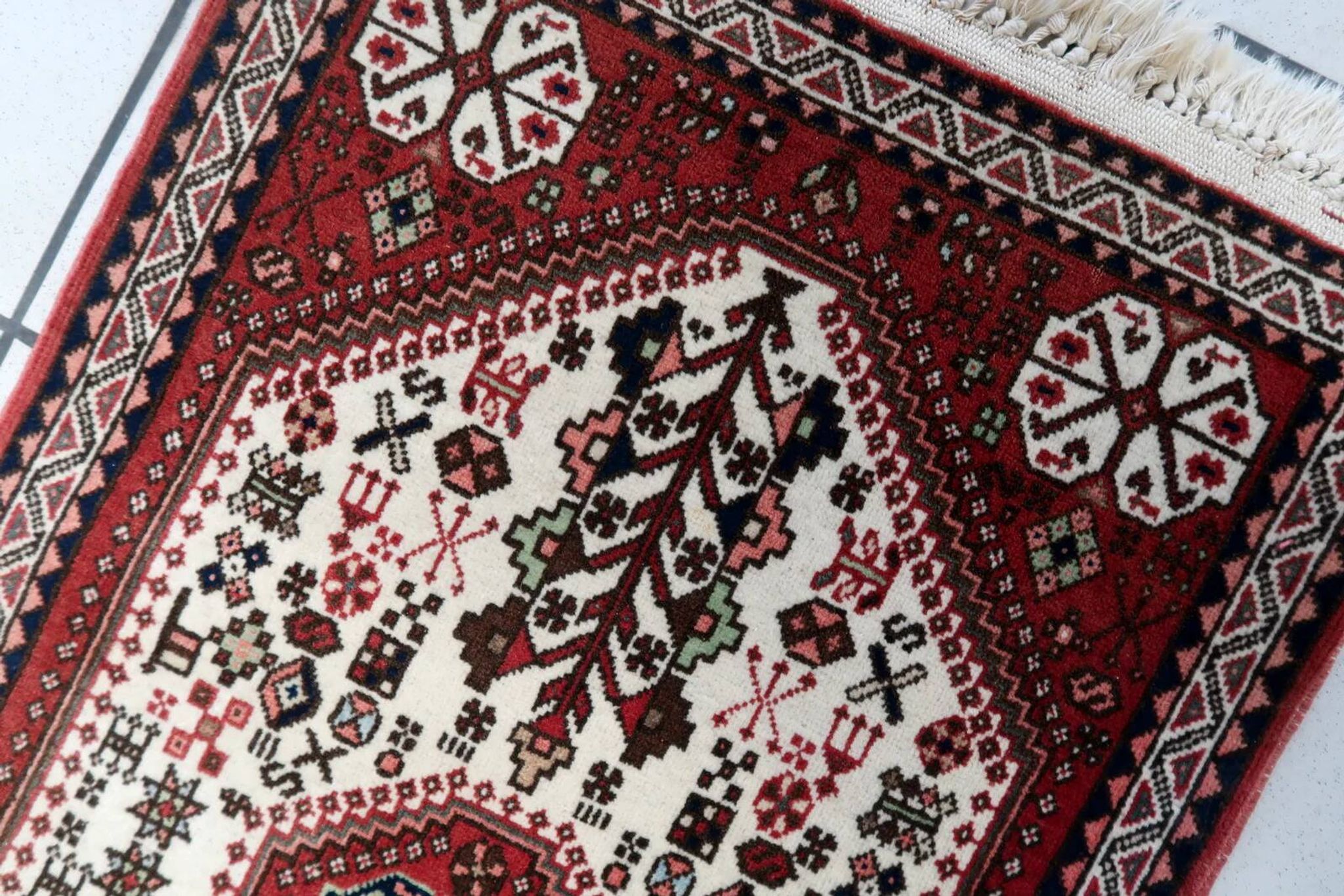 Handmade vintage Persian Gashkai rug 62cm x 105cm, 1960s