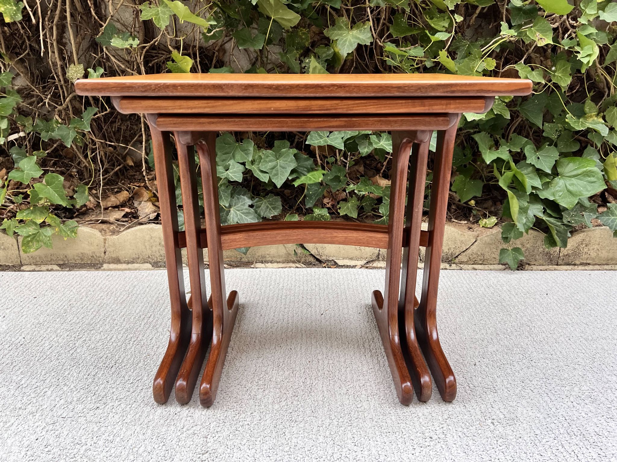 Tables gigognes scandinave vintage en teck par "Victor B Wilkins"