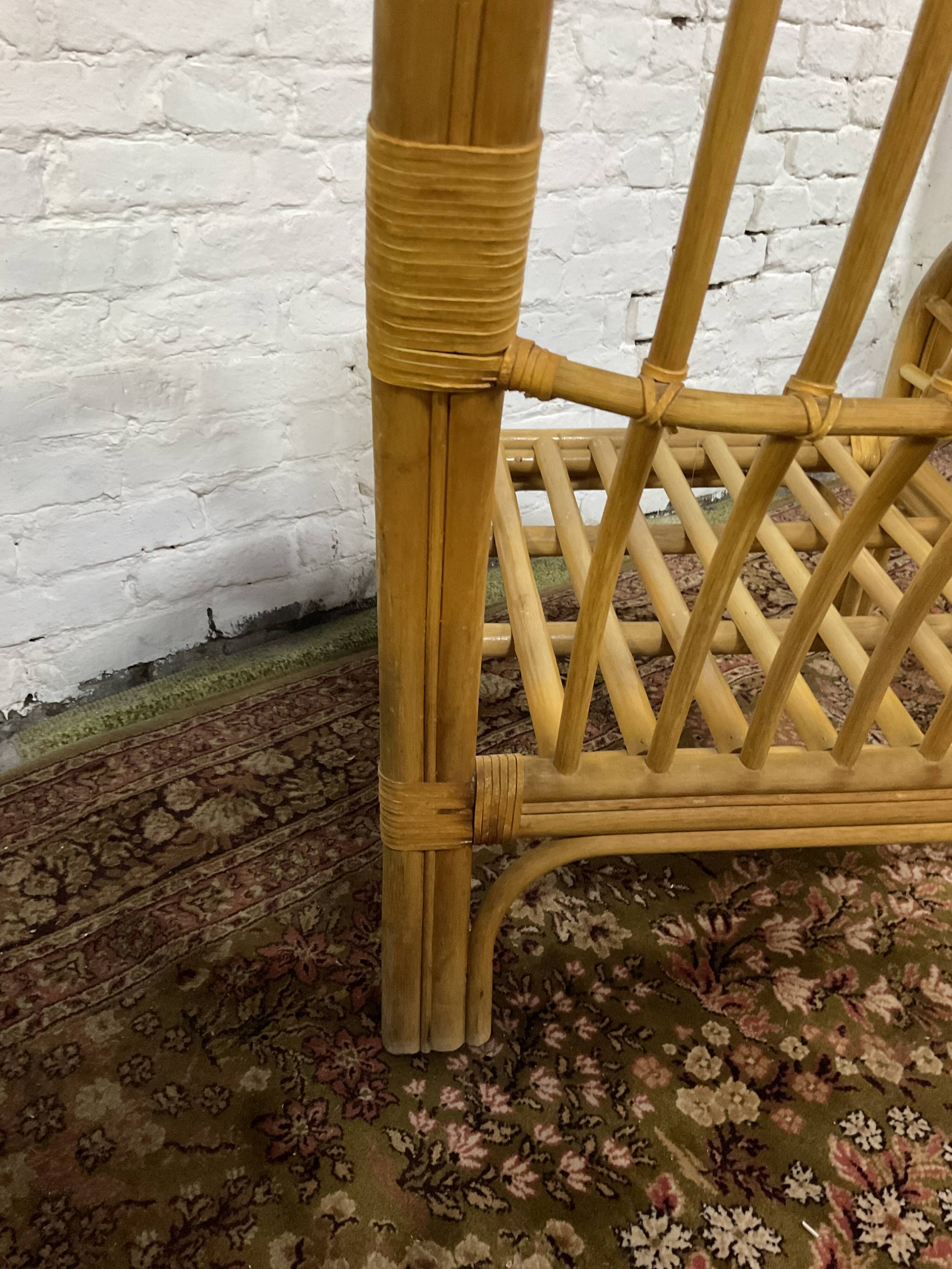 Fauteuil chauffeuse vintage en rotin des années 70