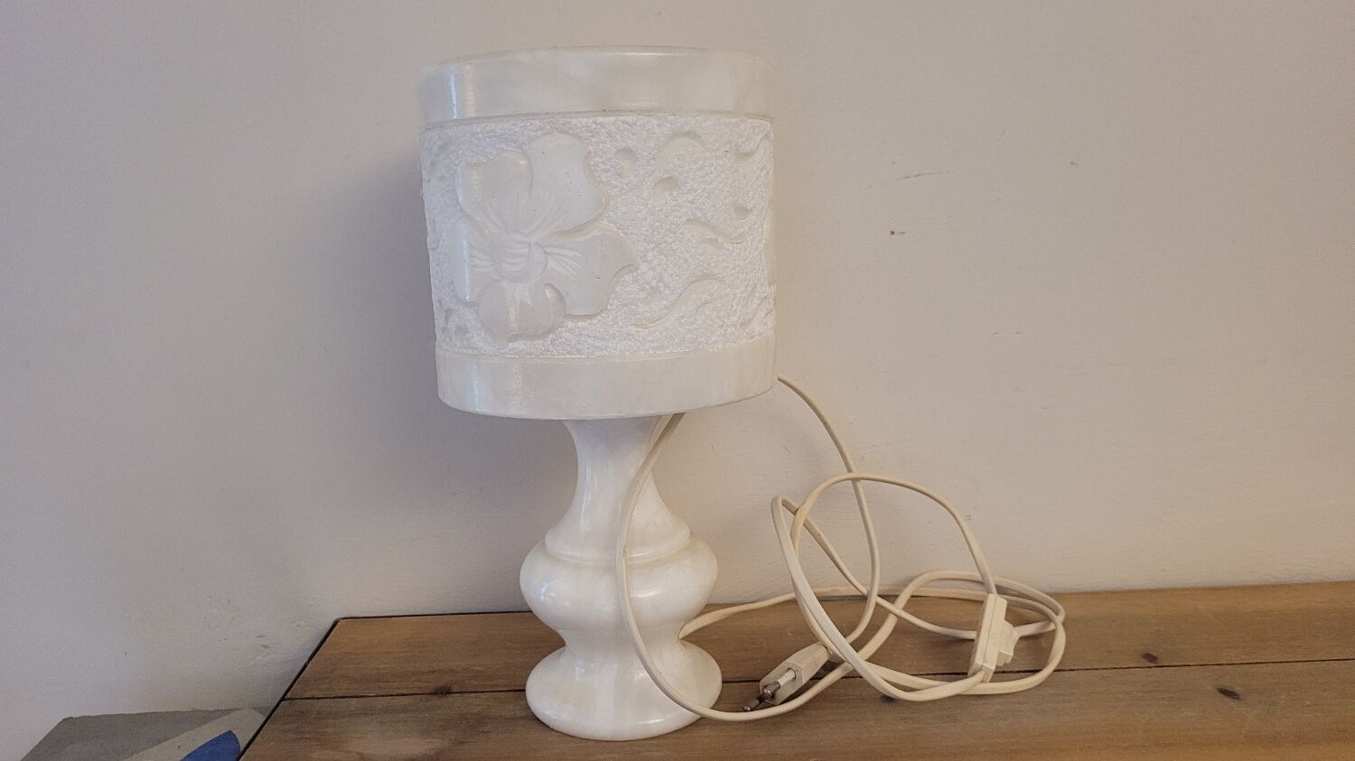 Lamp in veined white marble