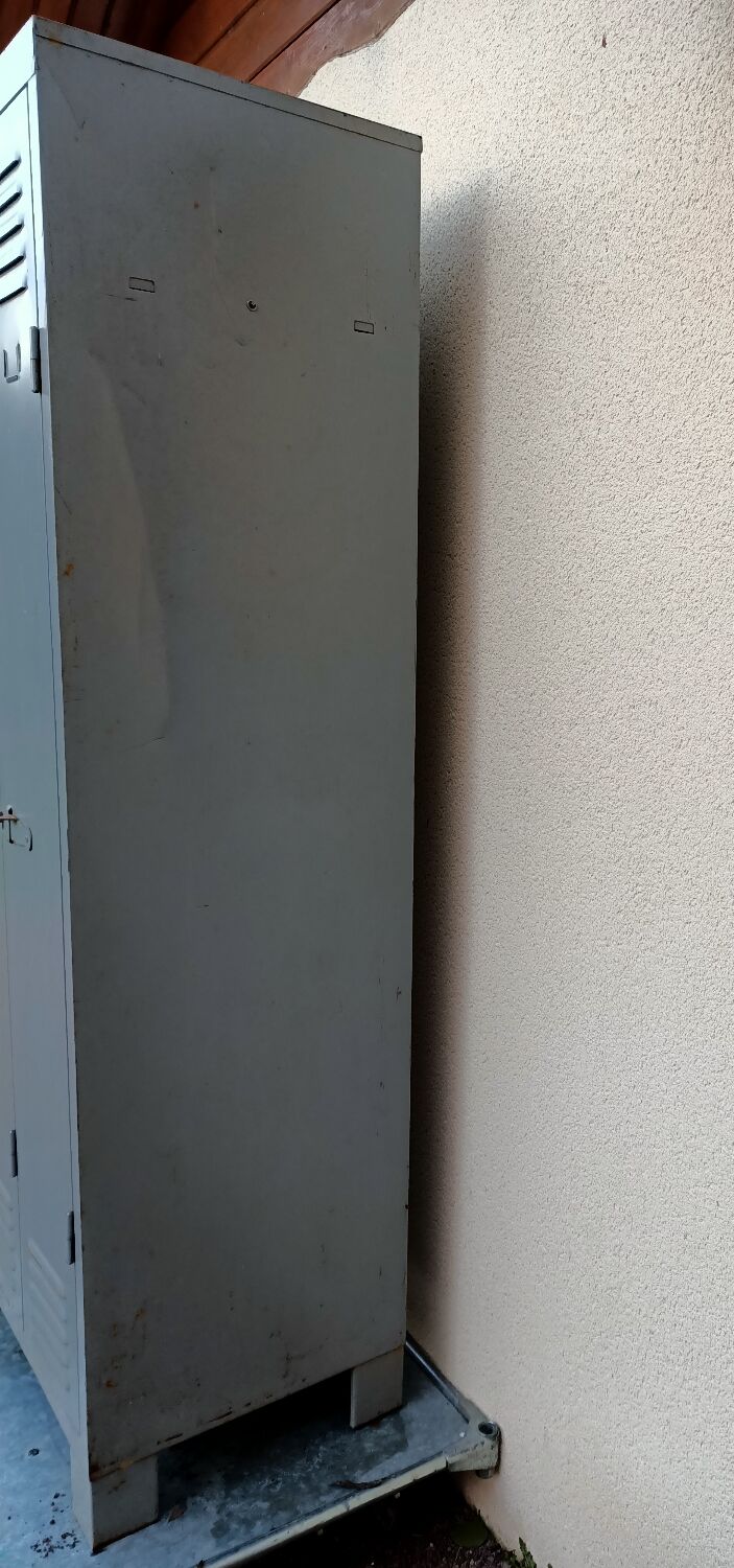 Metal cloakroom cabinet