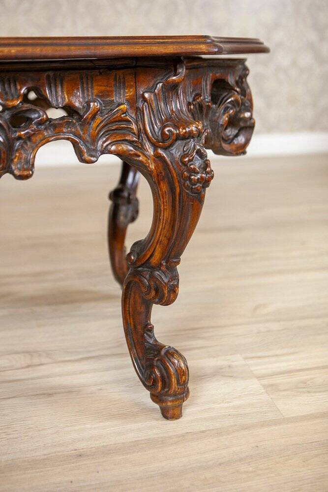 Table basse vintage en bois brun avec un tablier sculpté, années 1940.