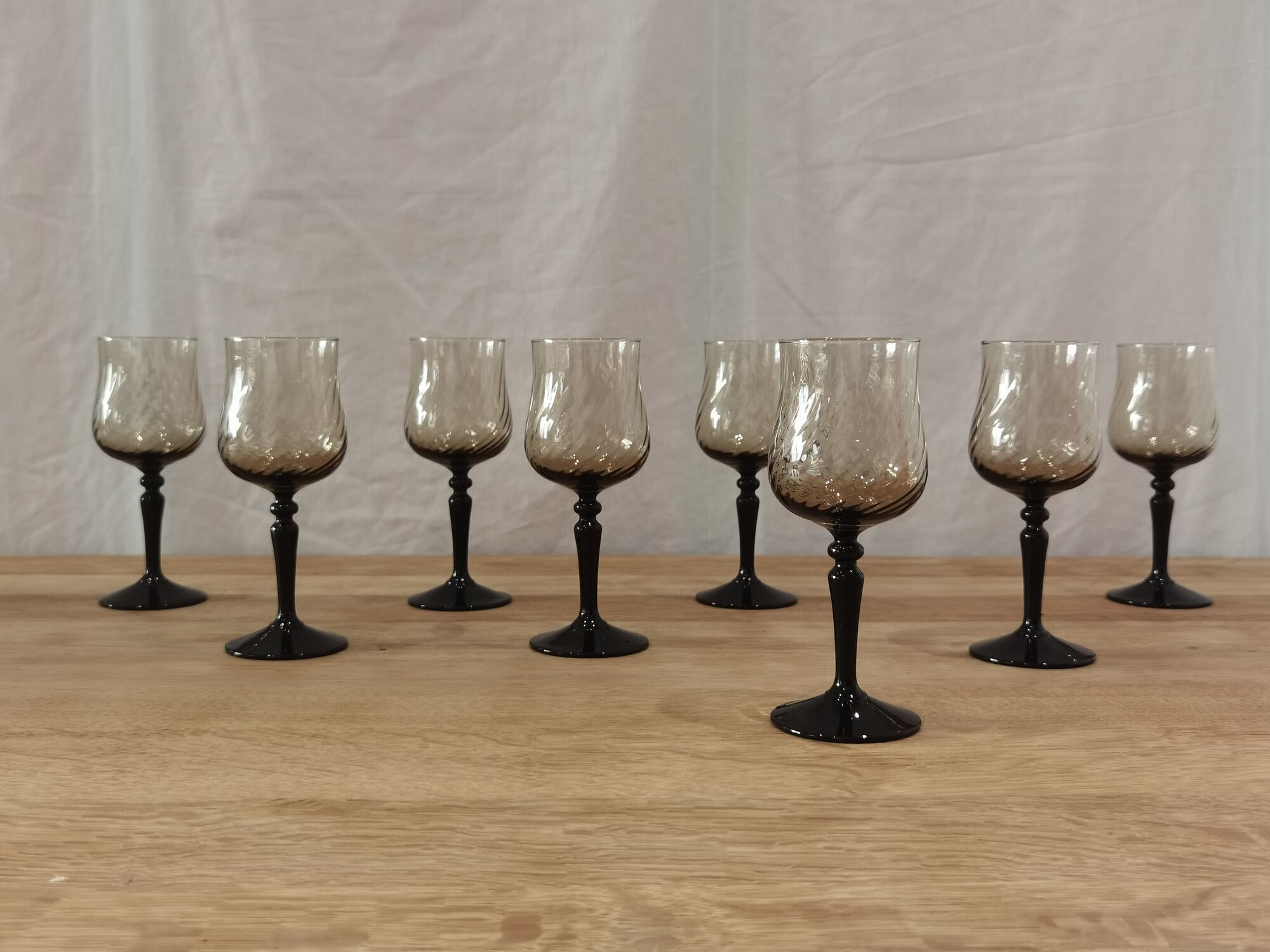 8 glasses of vintage black foot smoked wine Arcoroc