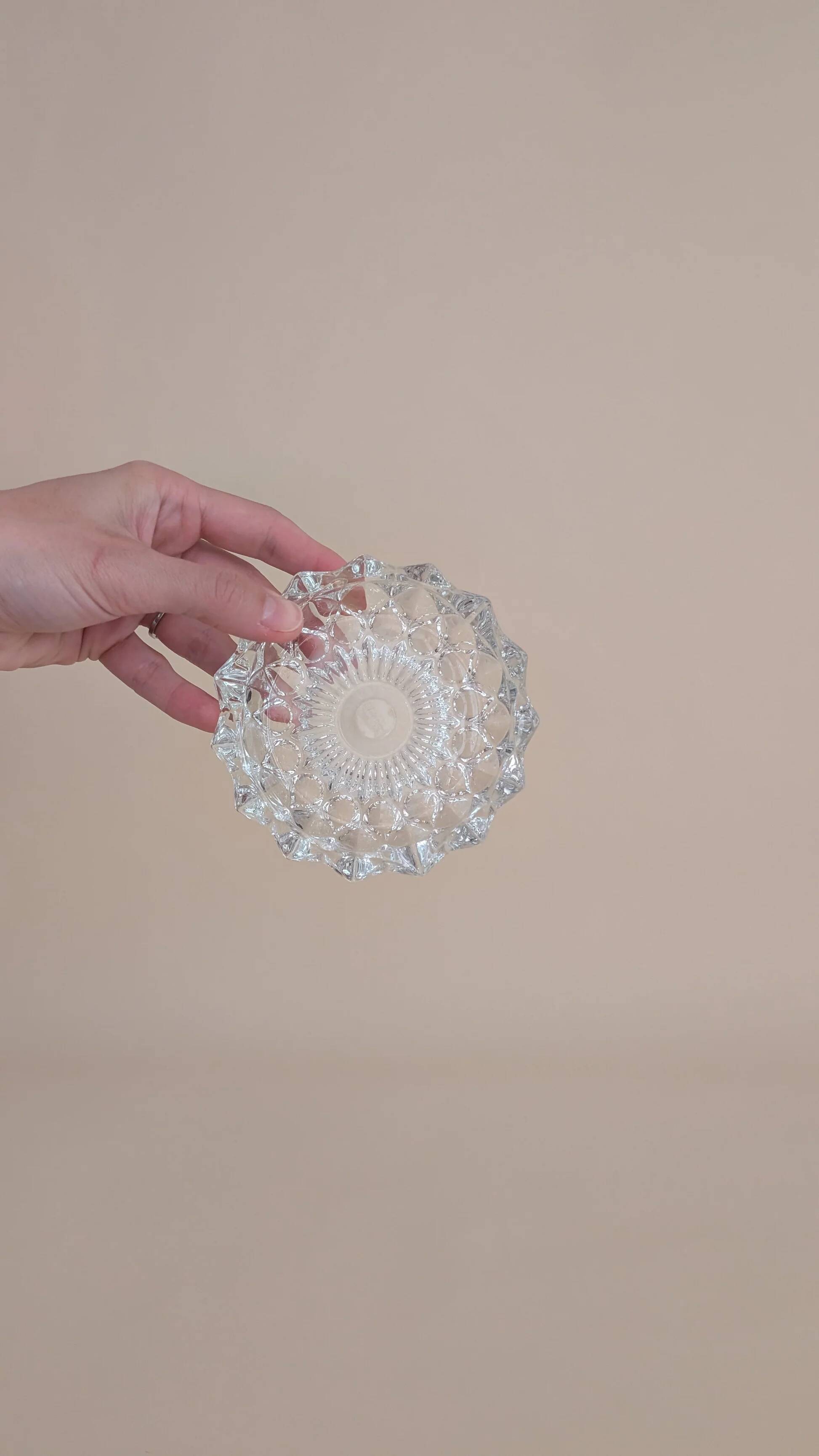 Round ashtray in chiseled glass