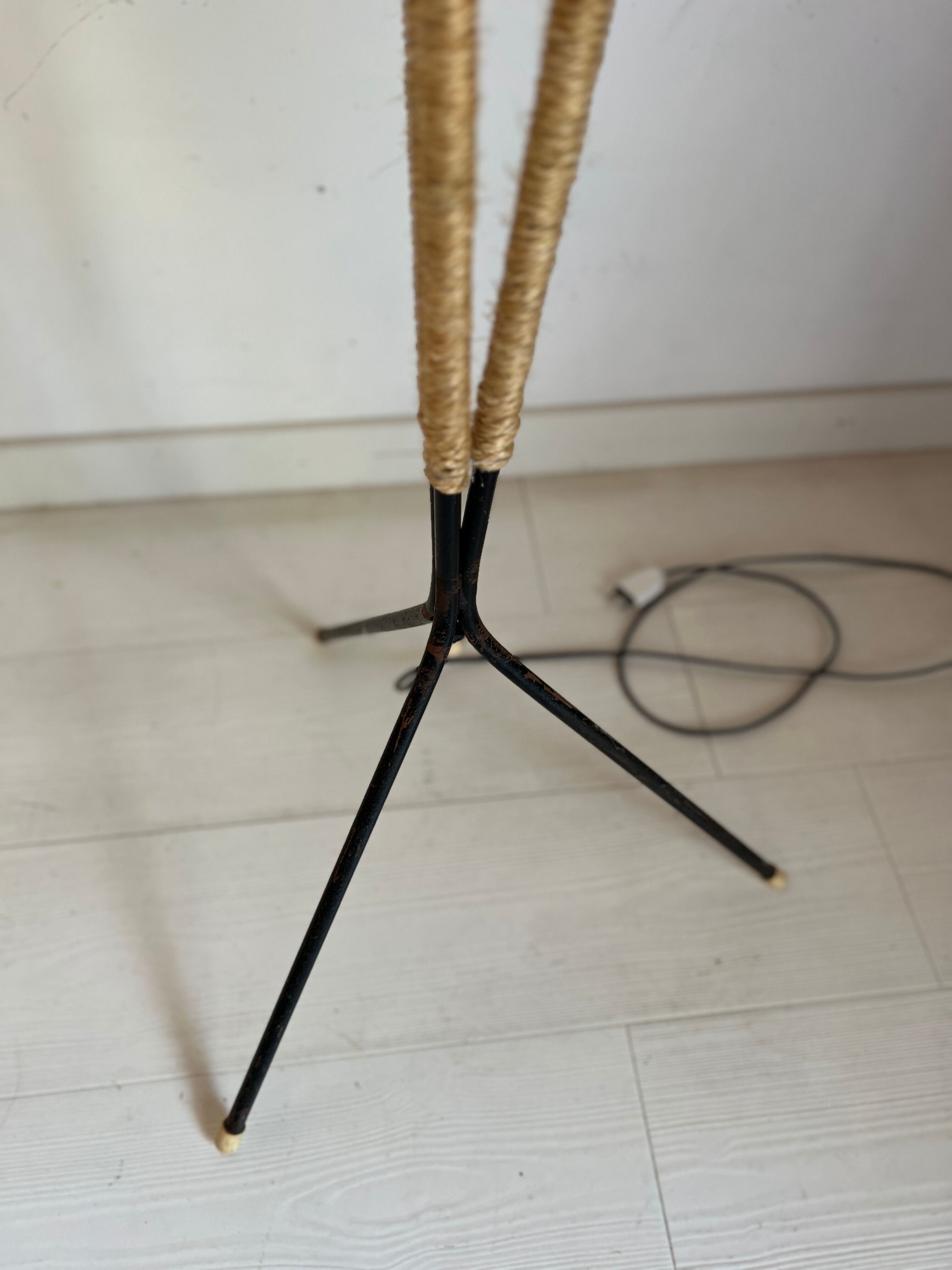 Vintage tripod floor lamp in metal and rope